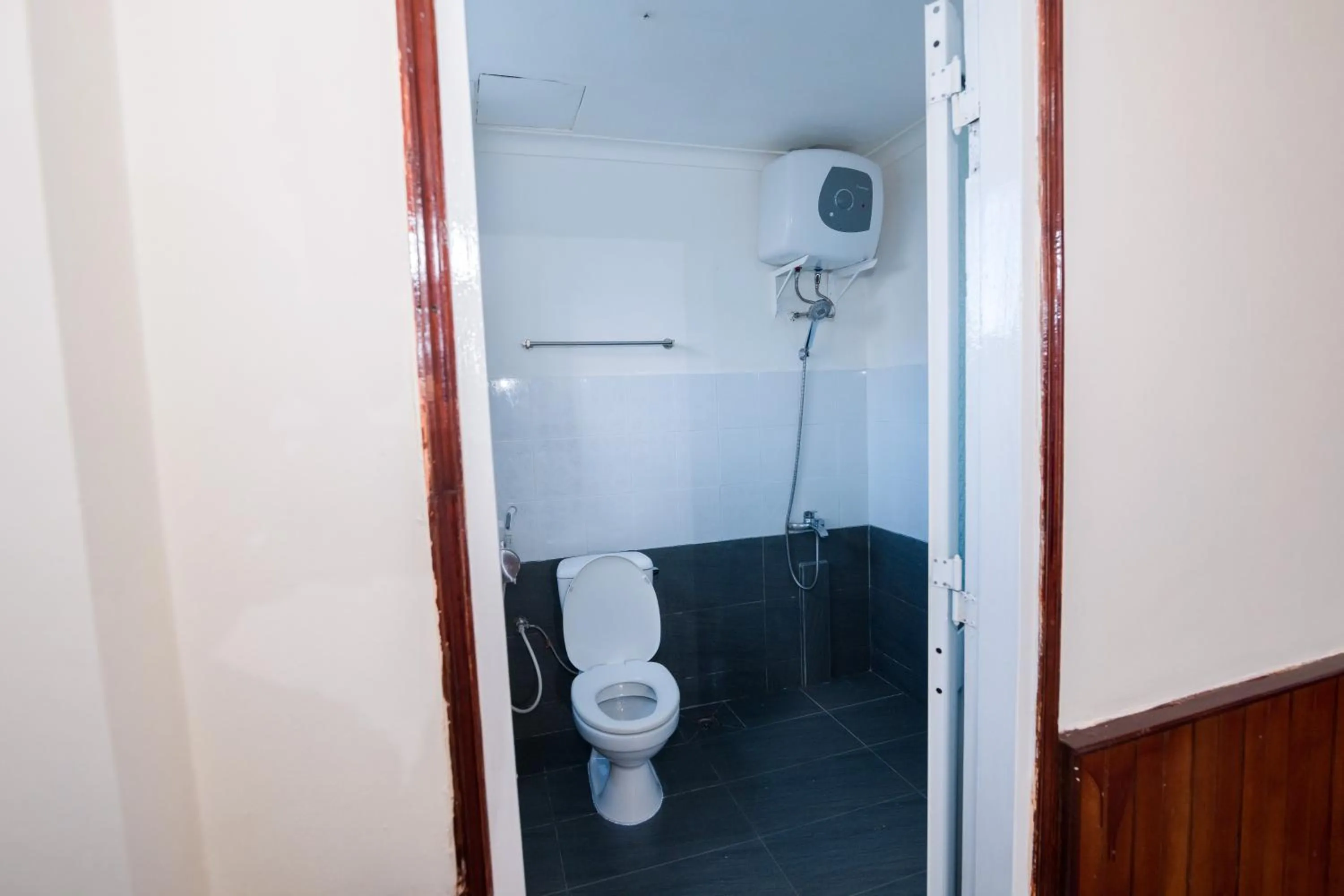 Shower in ANH ĐÀO HOTEL