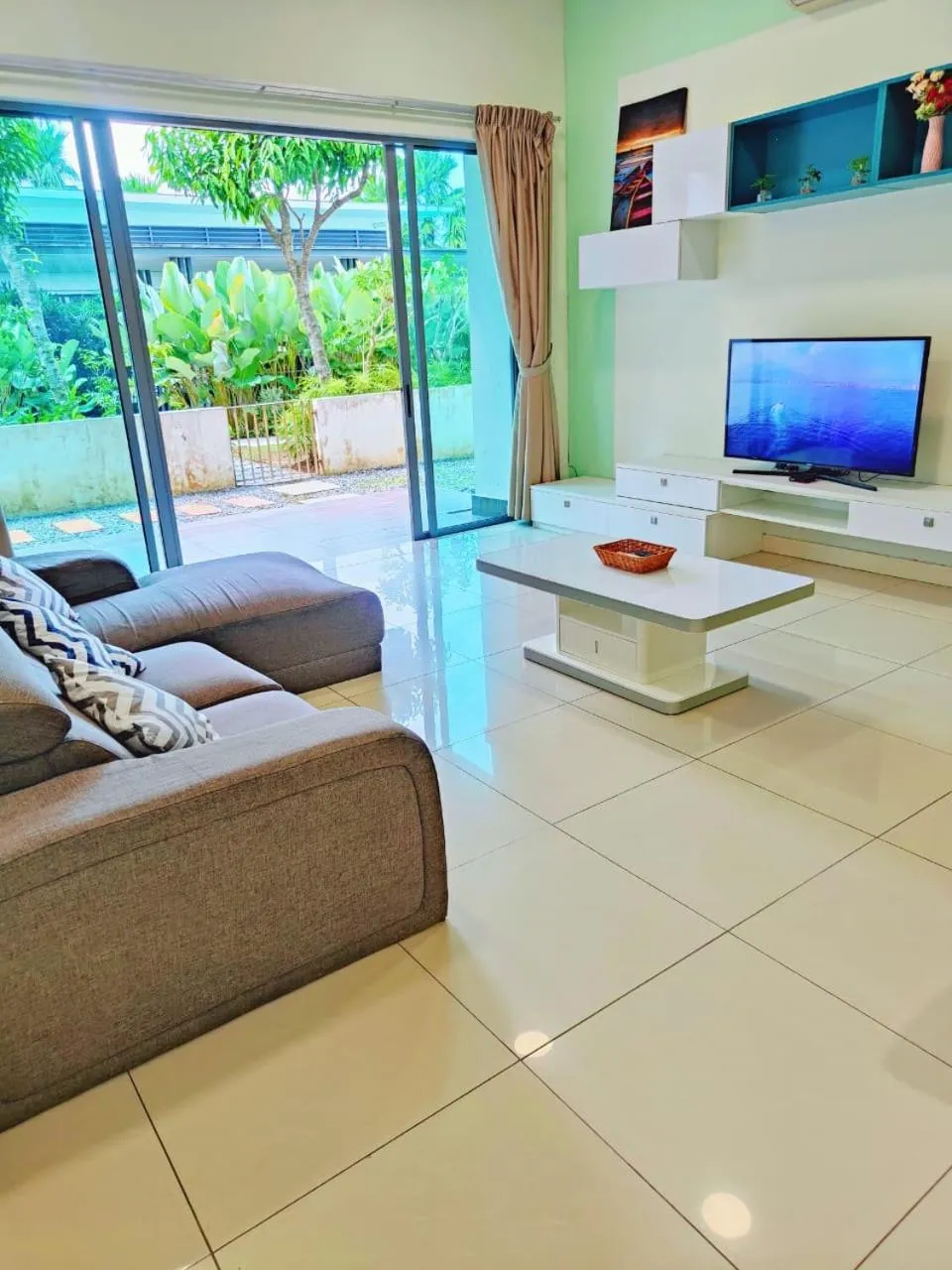 Communal lounge/ TV room in Mari Mari Homestay - IMAGO THE LOFT