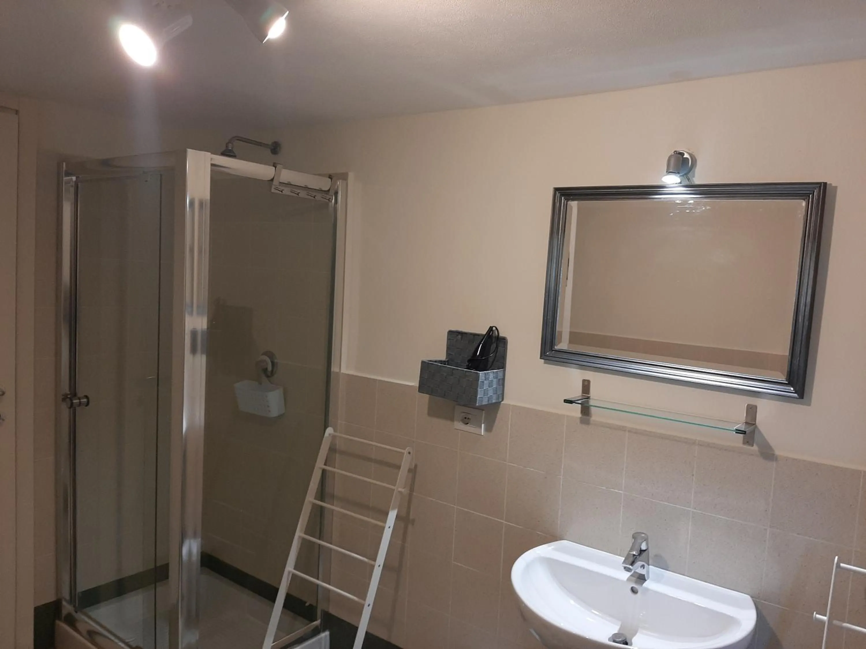 Bathroom in B&B Principe Calaf 3