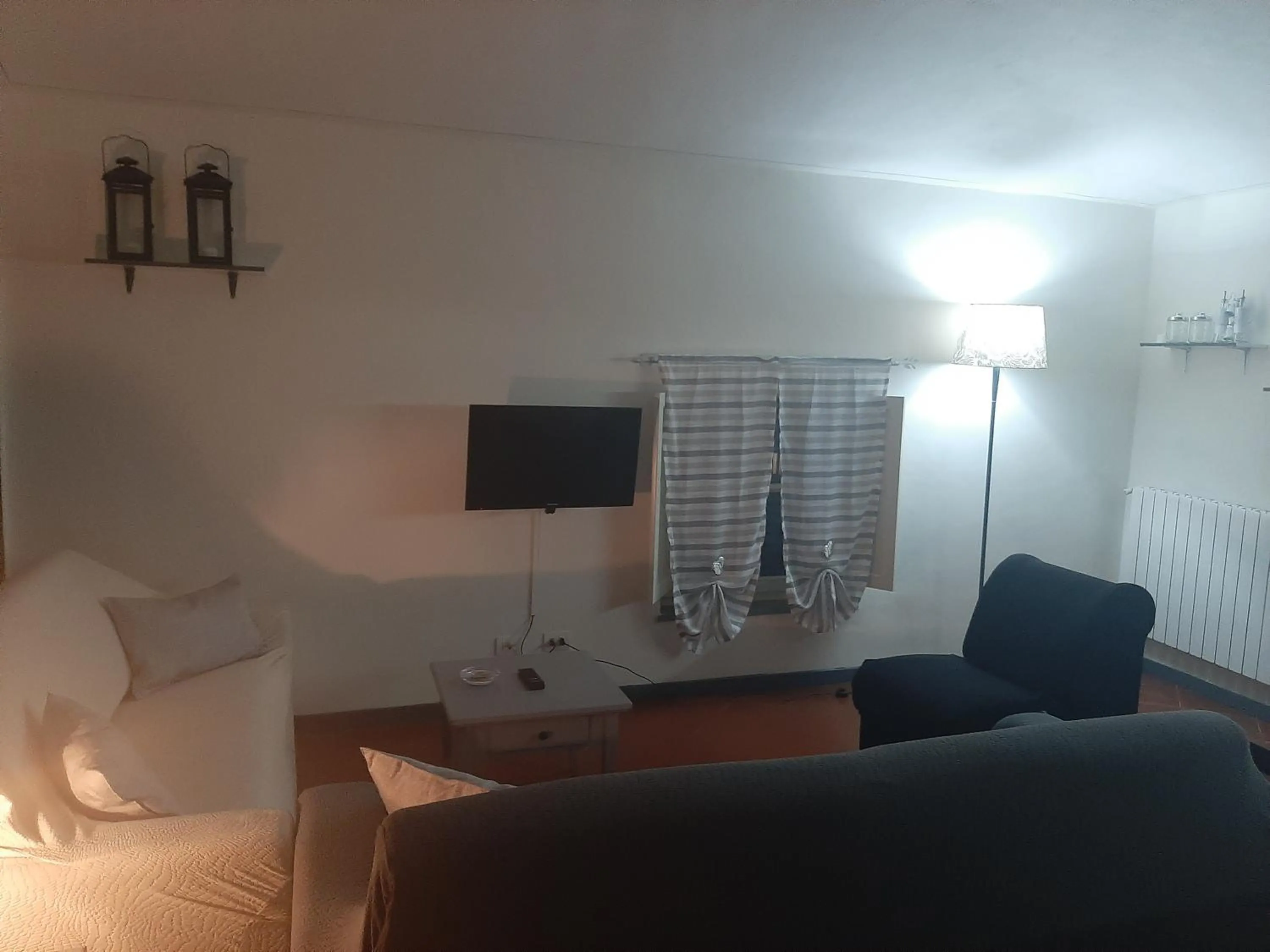 Communal lounge/ TV room in B&B Principe Calaf 3