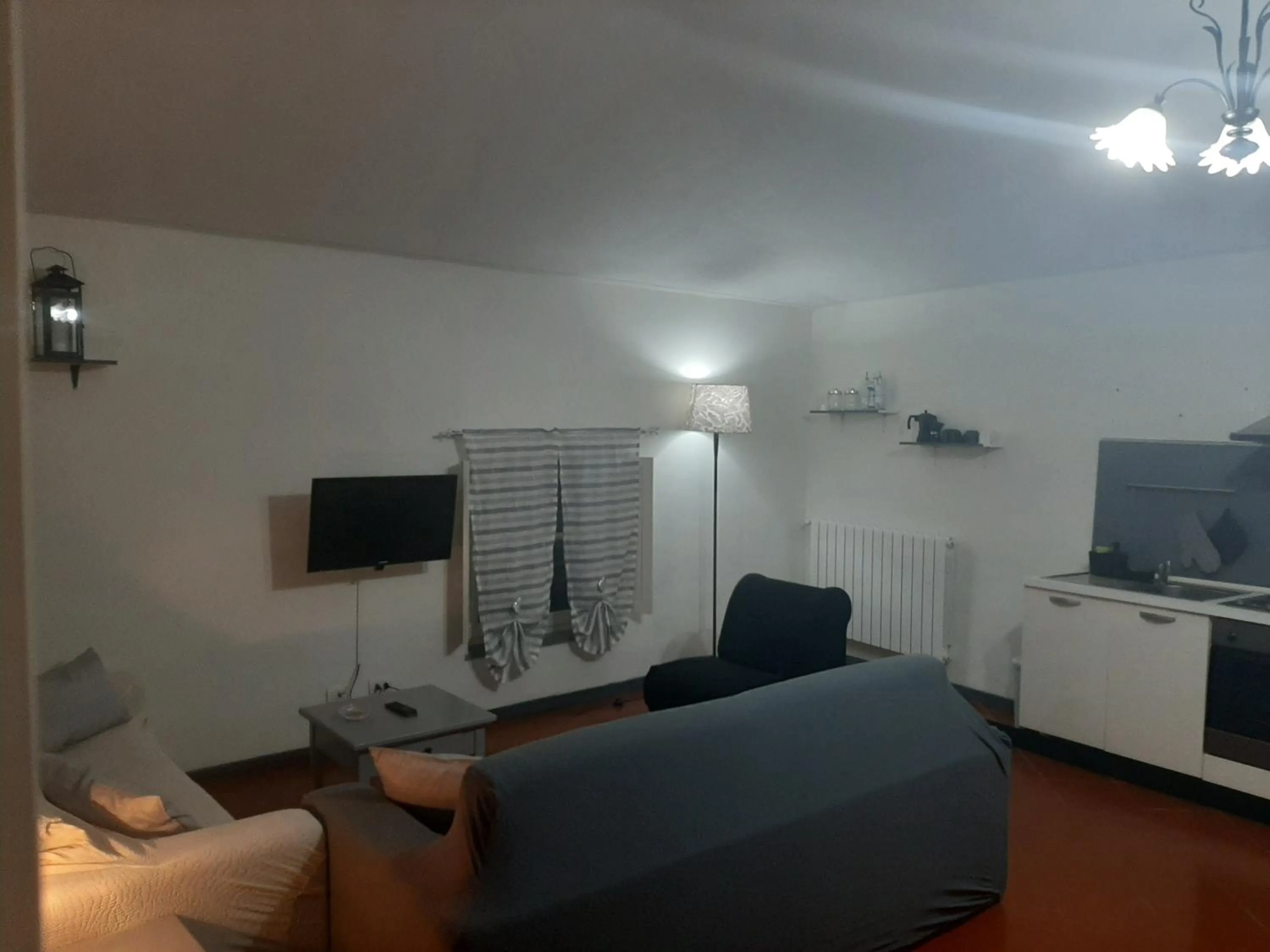 Communal lounge/ TV room in B&B Principe Calaf 3