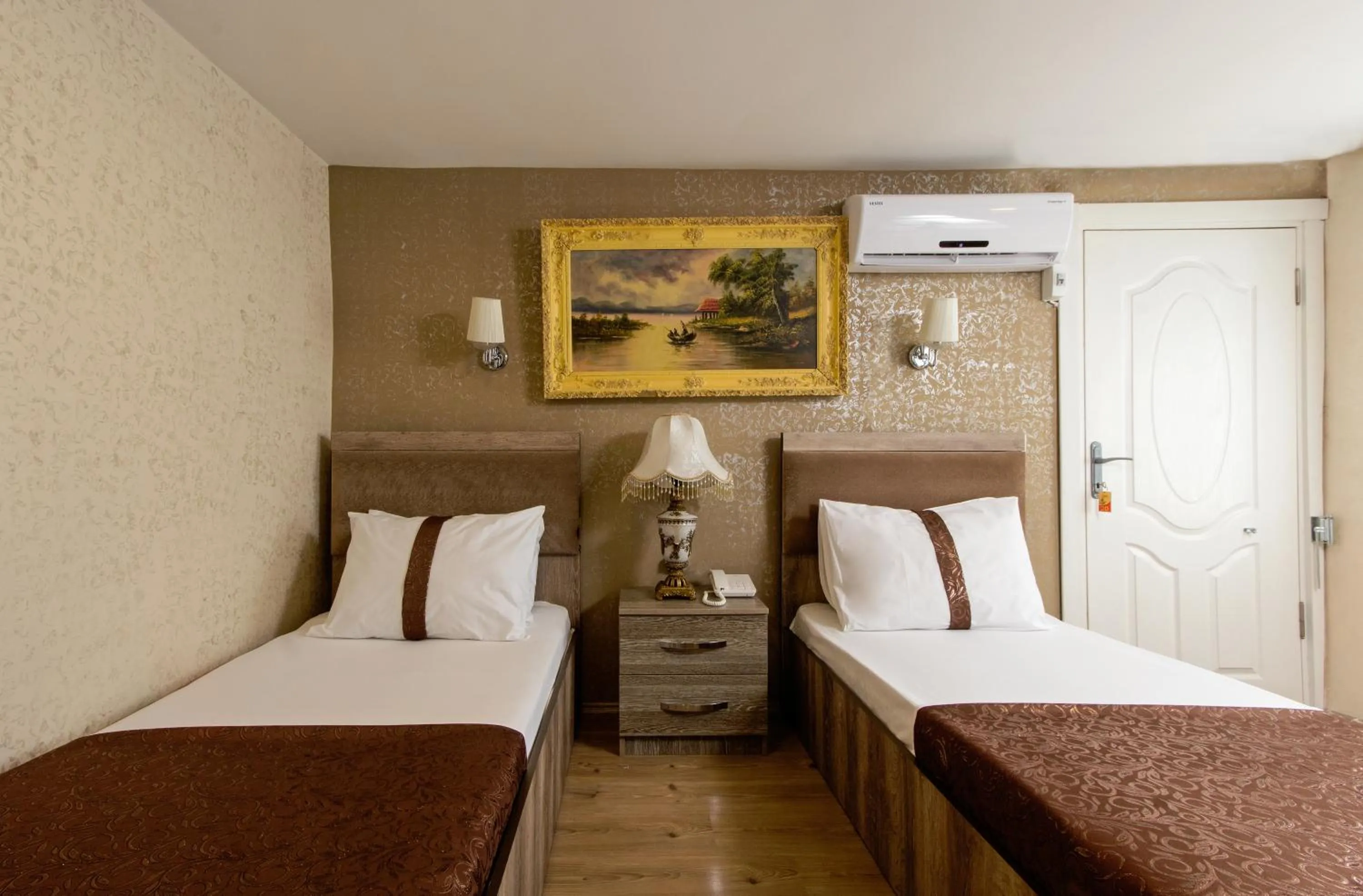 Photo of the whole room, Bed in Carvan HOTEL