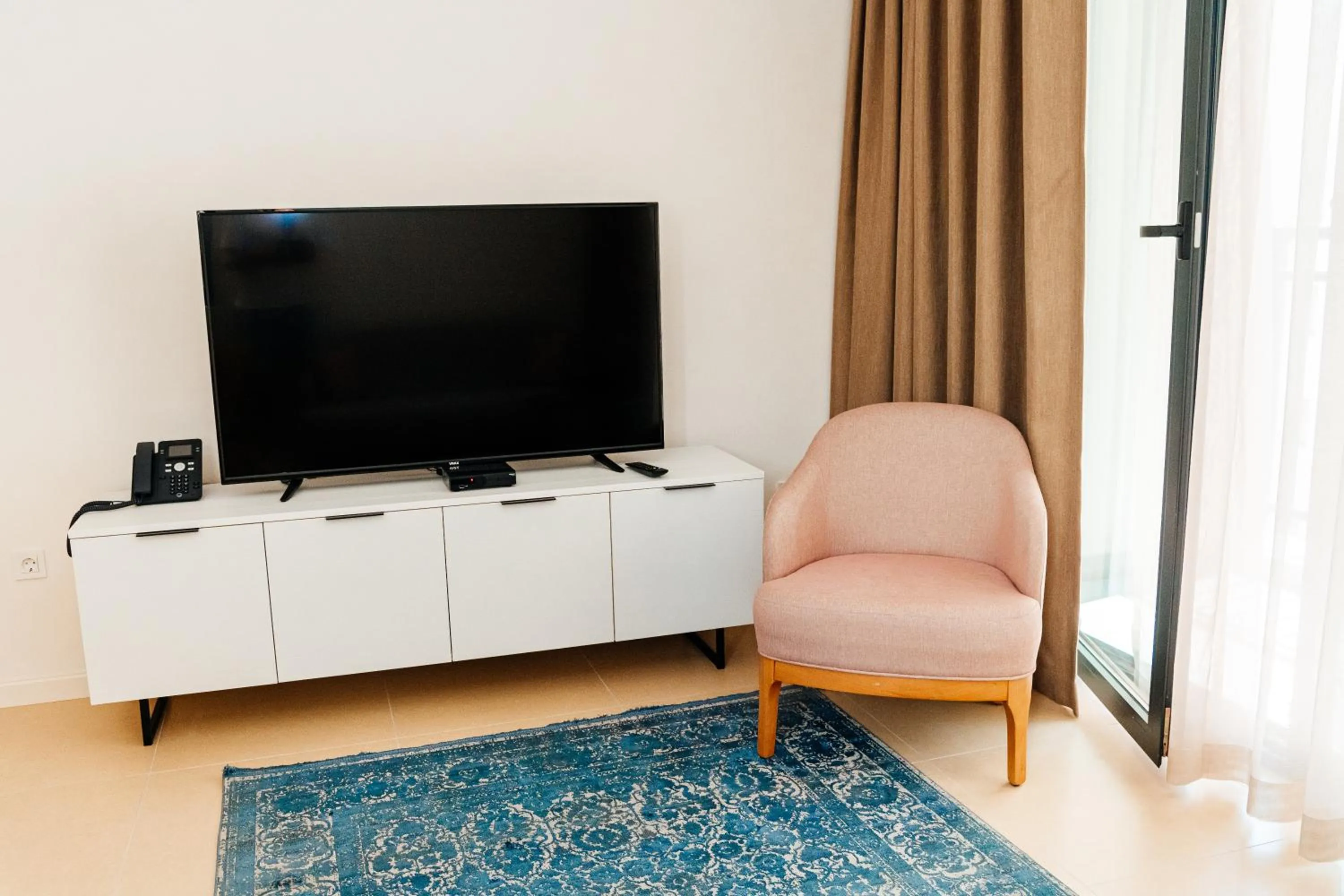 TV and multimedia in Sunraf Luxe Apartments