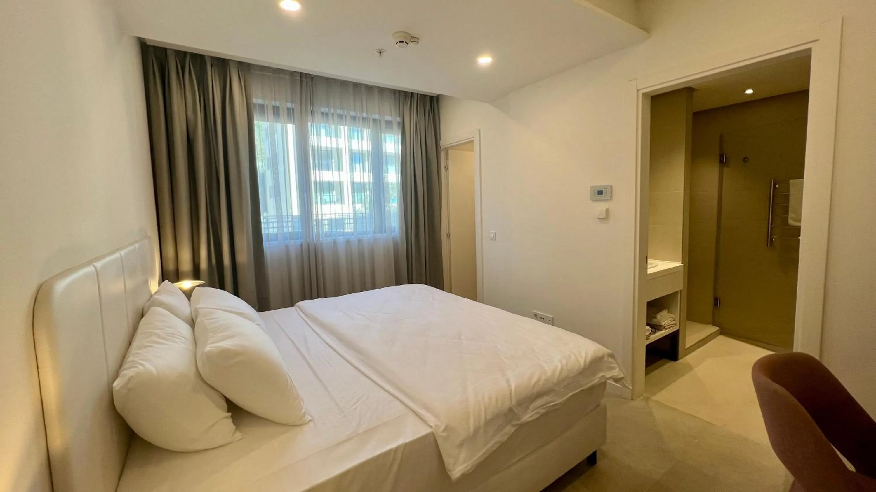 Bedroom, Bed in Sunraf Luxe Apartments