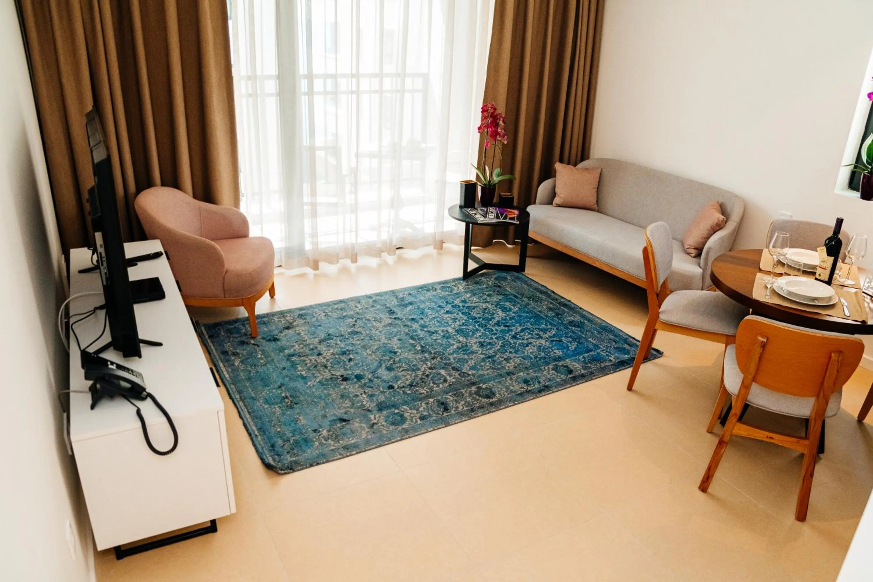 TV and multimedia in Sunraf Luxe Apartments