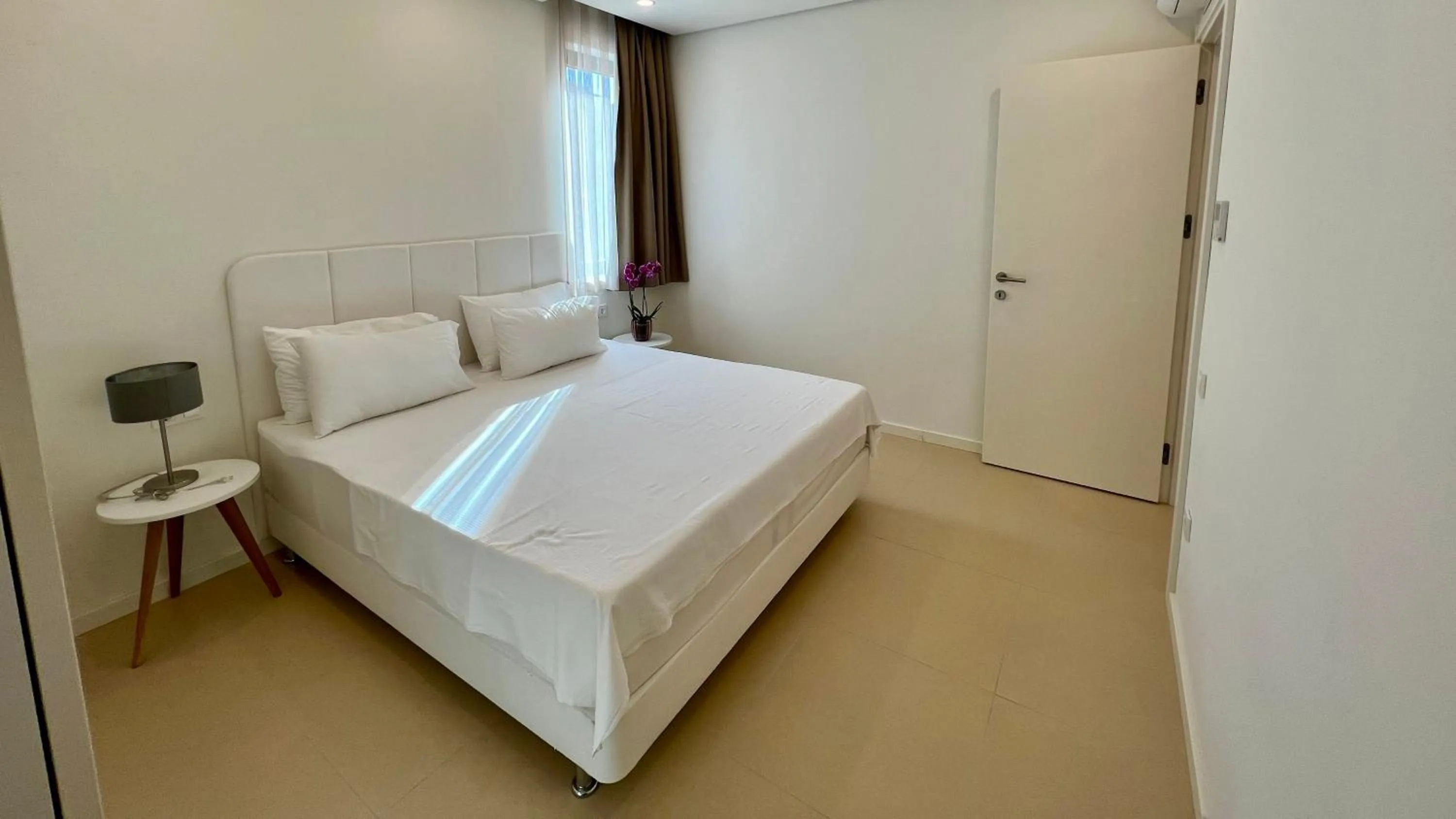 Bedroom, Bed in Sunraf Luxe Apartments