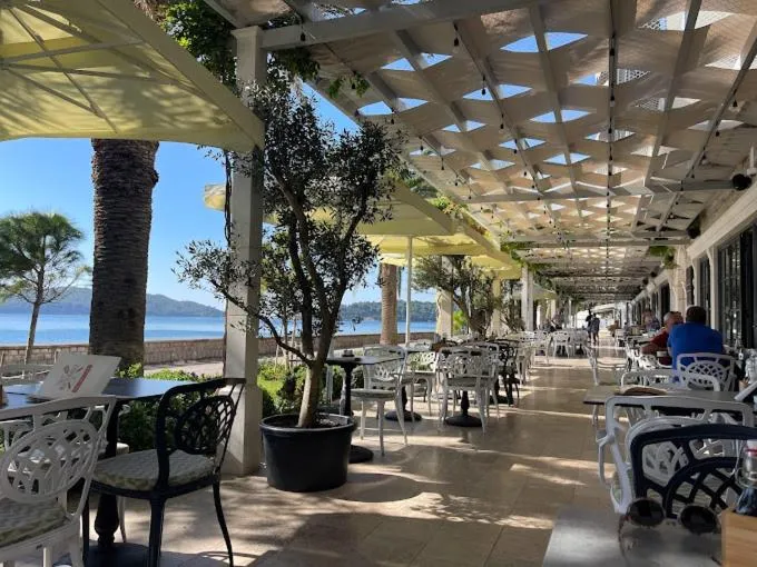 Restaurant/places to eat in Sunraf Luxe Apartments