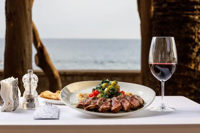 Restaurant/places to eat in Sunraf Luxe Apartments