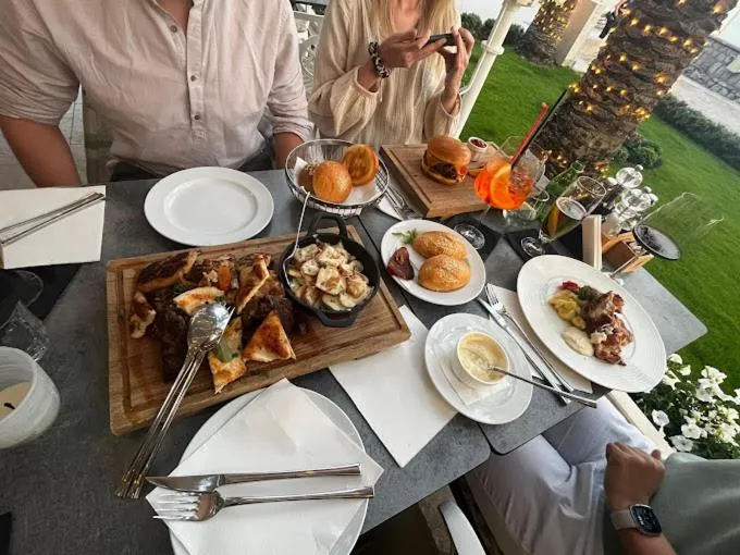 Restaurant/places to eat in Sunraf Luxe Apartments