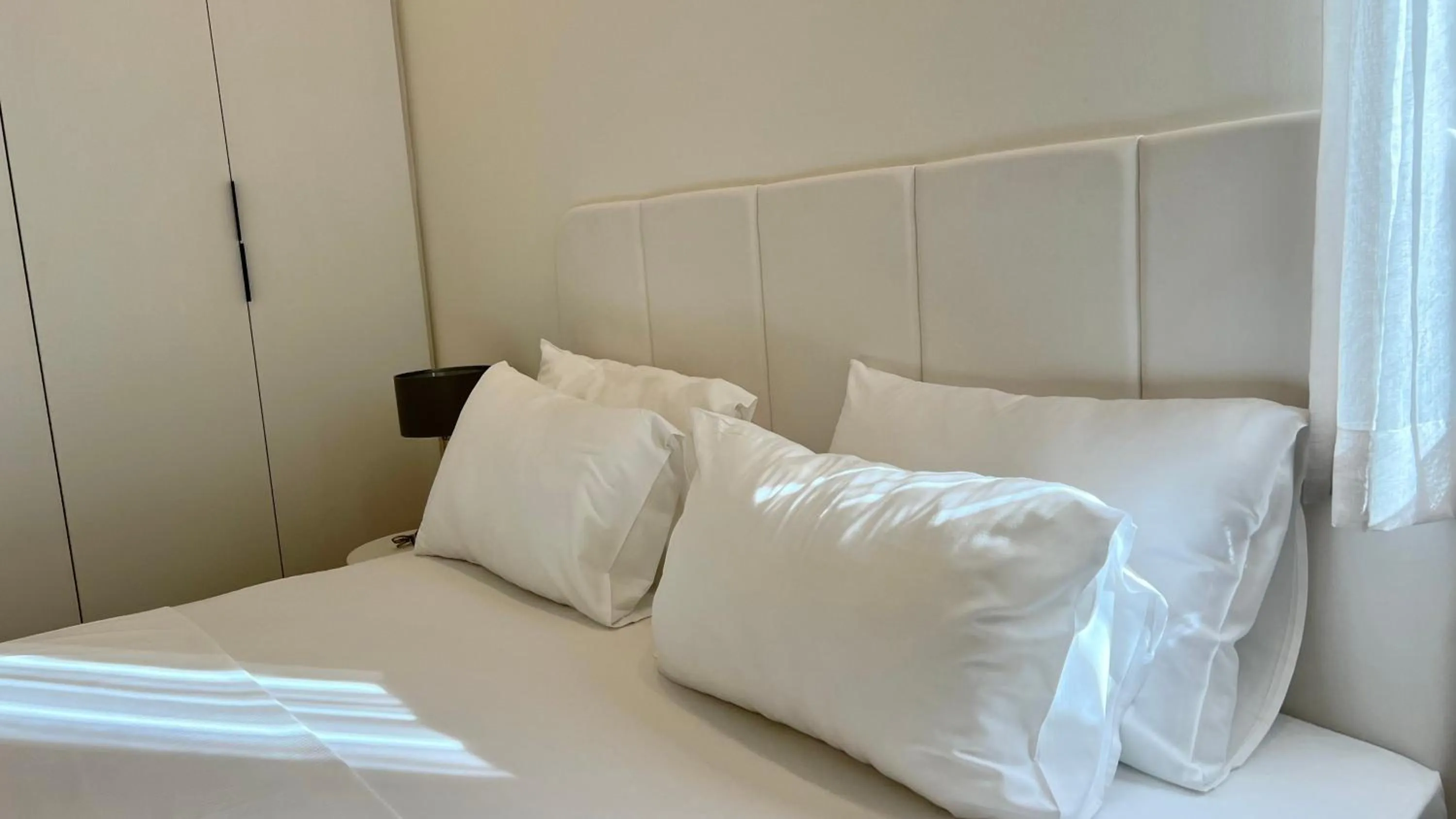 Bed in Sunraf Luxe Apartments