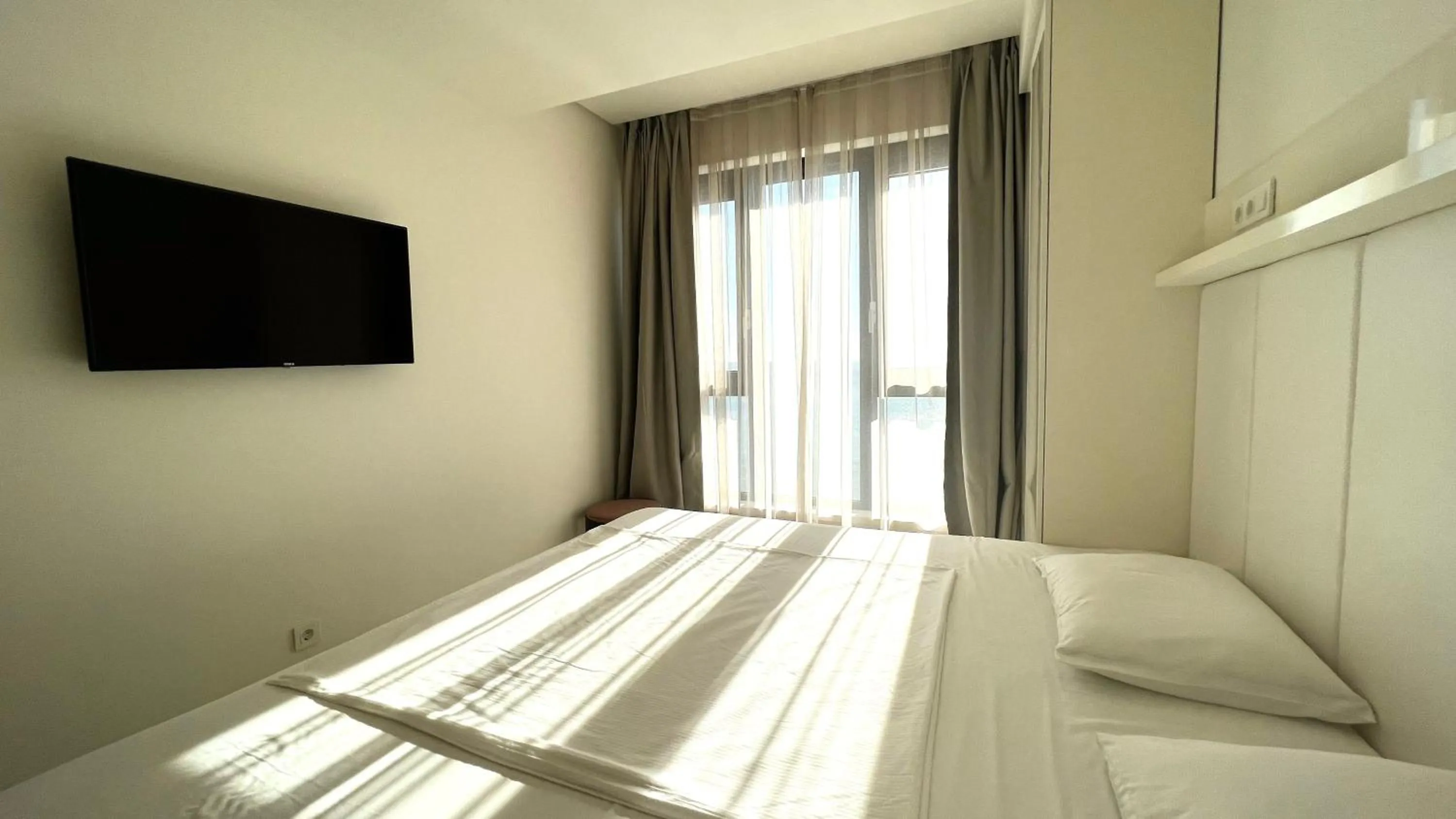 Bedroom, Bed in Sunraf Luxe Apartments