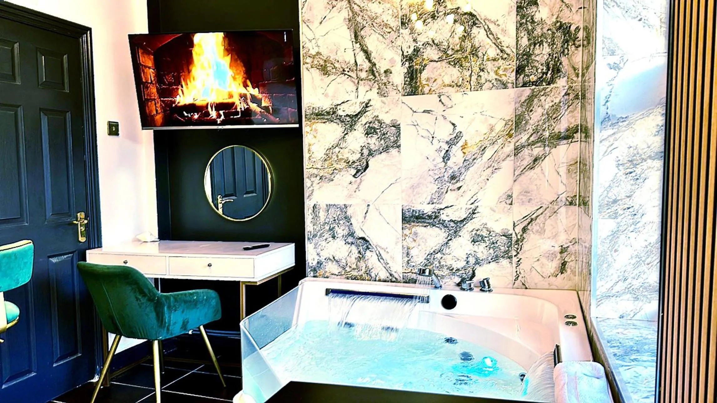 Duke and Duchess Apartments and Rooms - Private in Room Hot Tub Suites