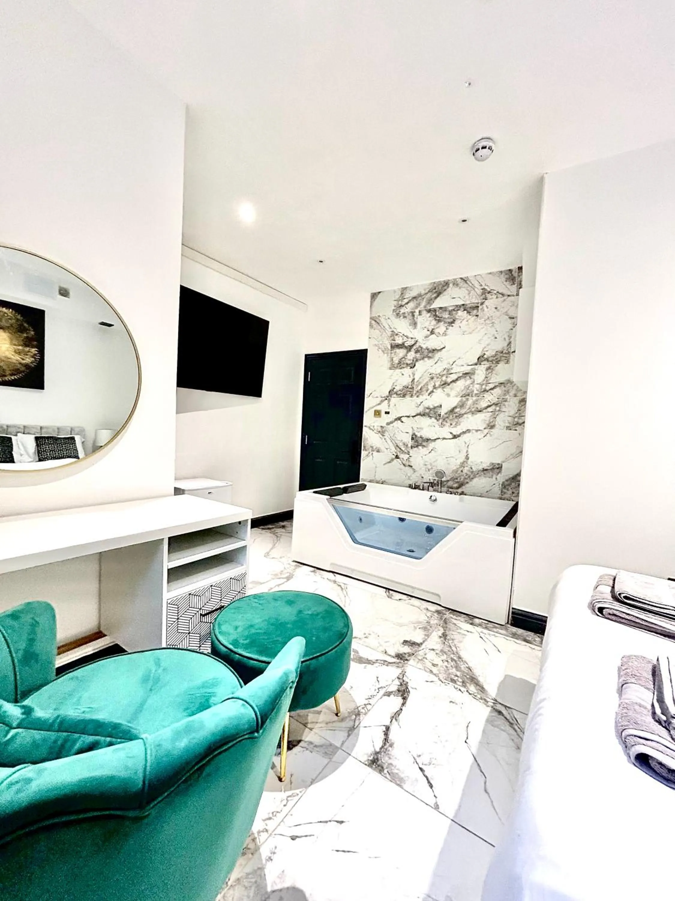 Duke and Duchess Apartments and Rooms - Private in Room Hot Tub Suites