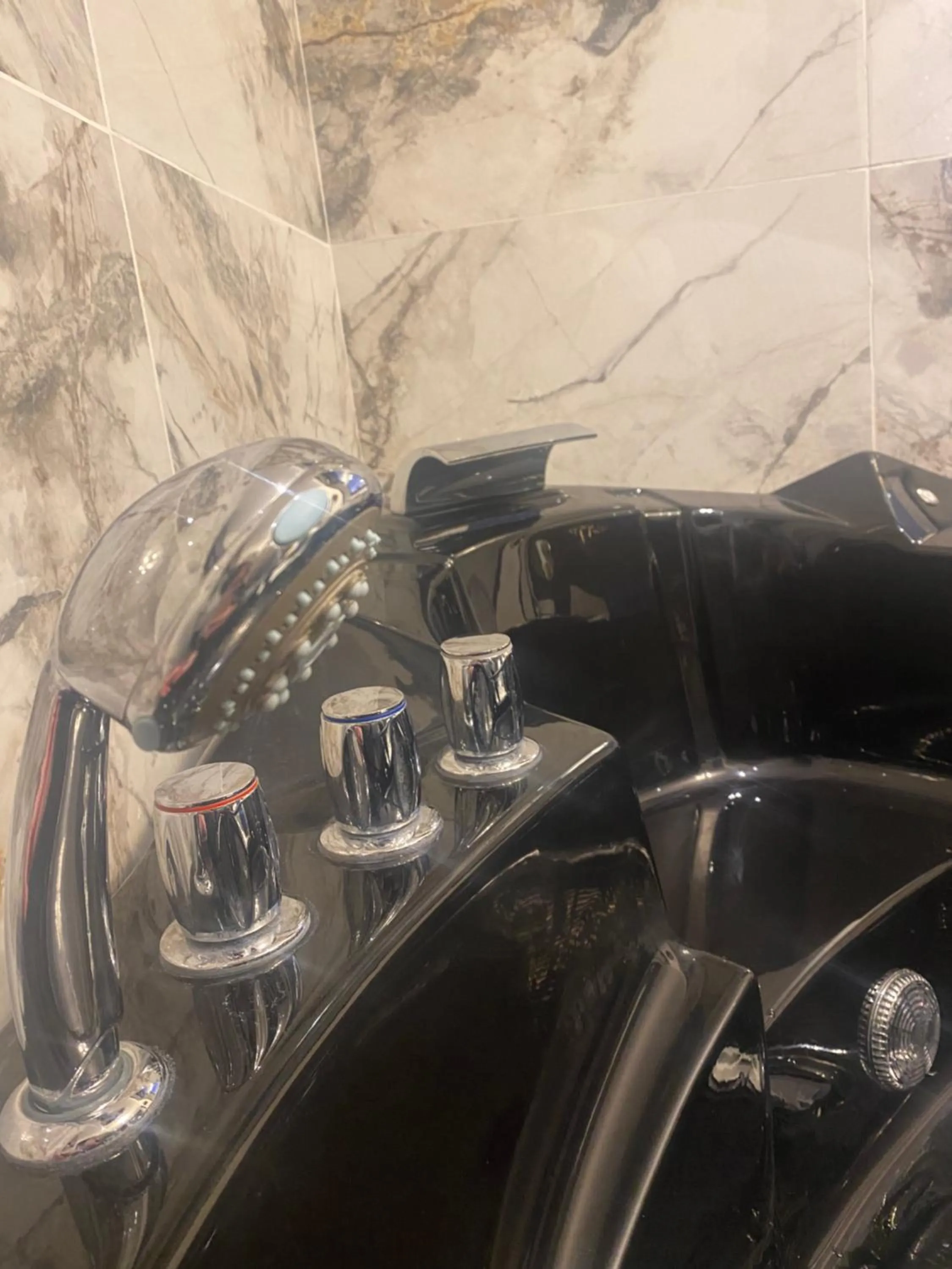 Duke and Duchess Apartments and Rooms - Private in Room Hot Tub Suites