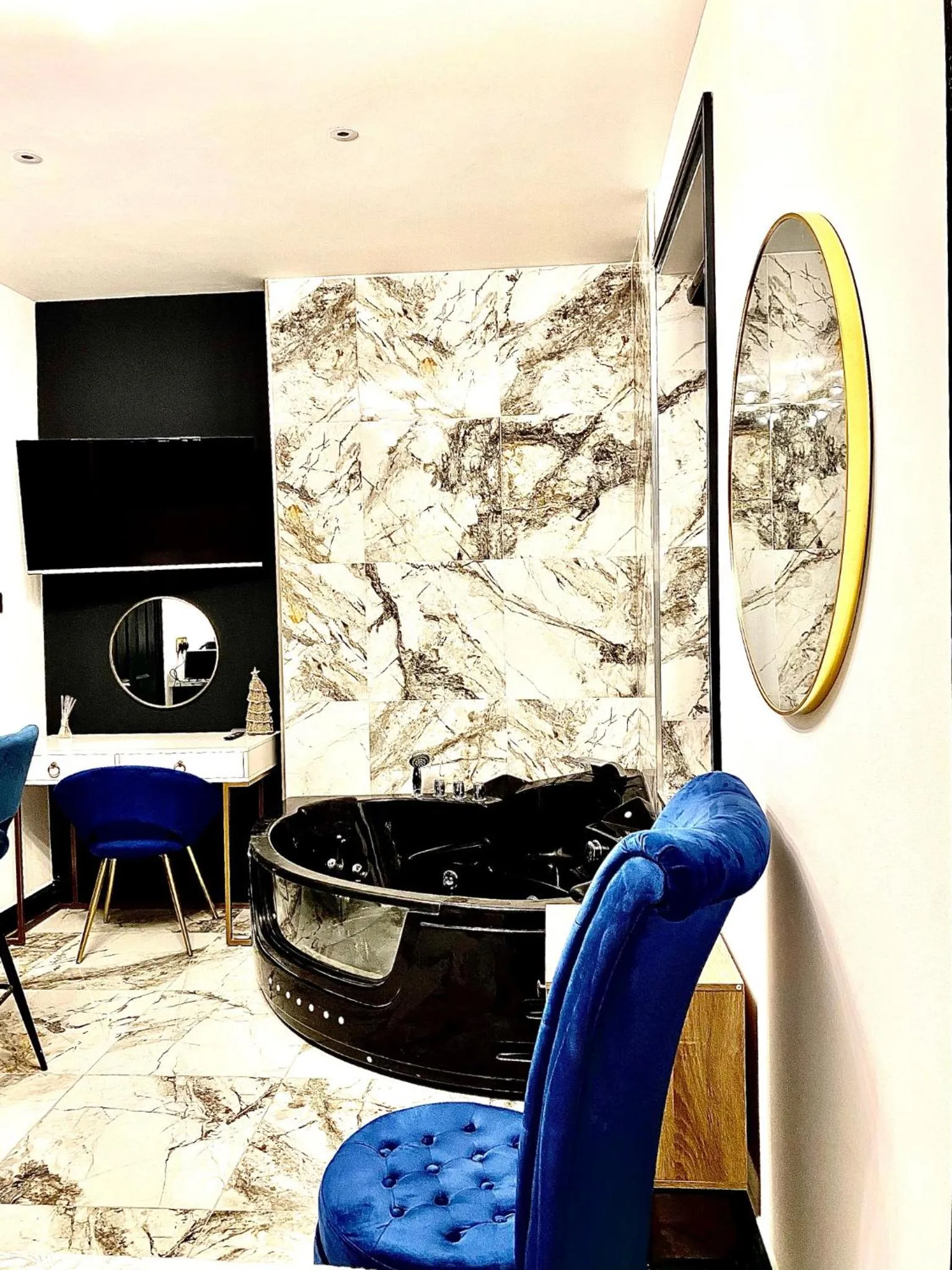 Duke and Duchess Apartments and Rooms - Private in Room Hot Tub Suites