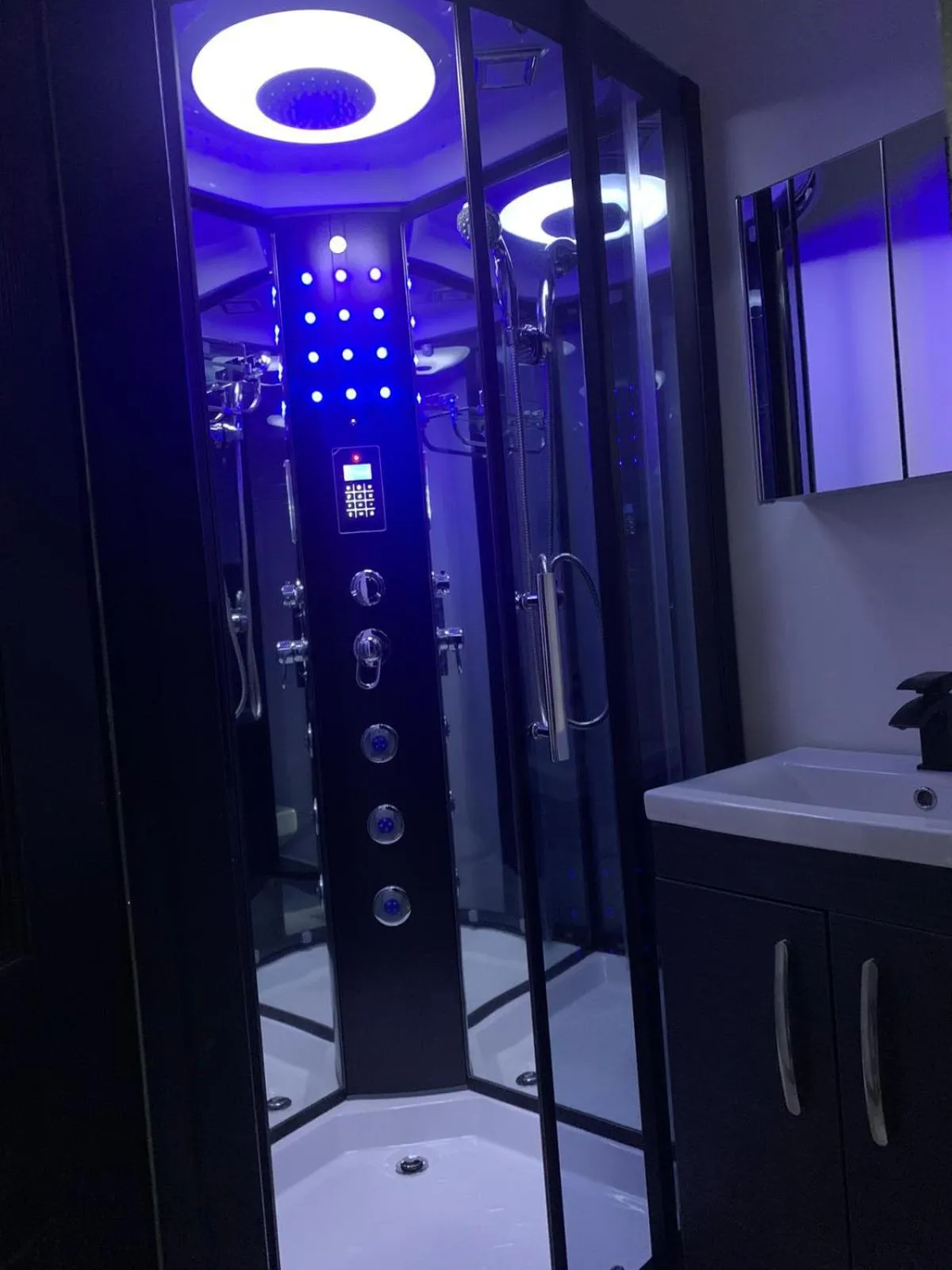 Duke and Duchess Apartments and Rooms - Private in Room Hot Tub Suites