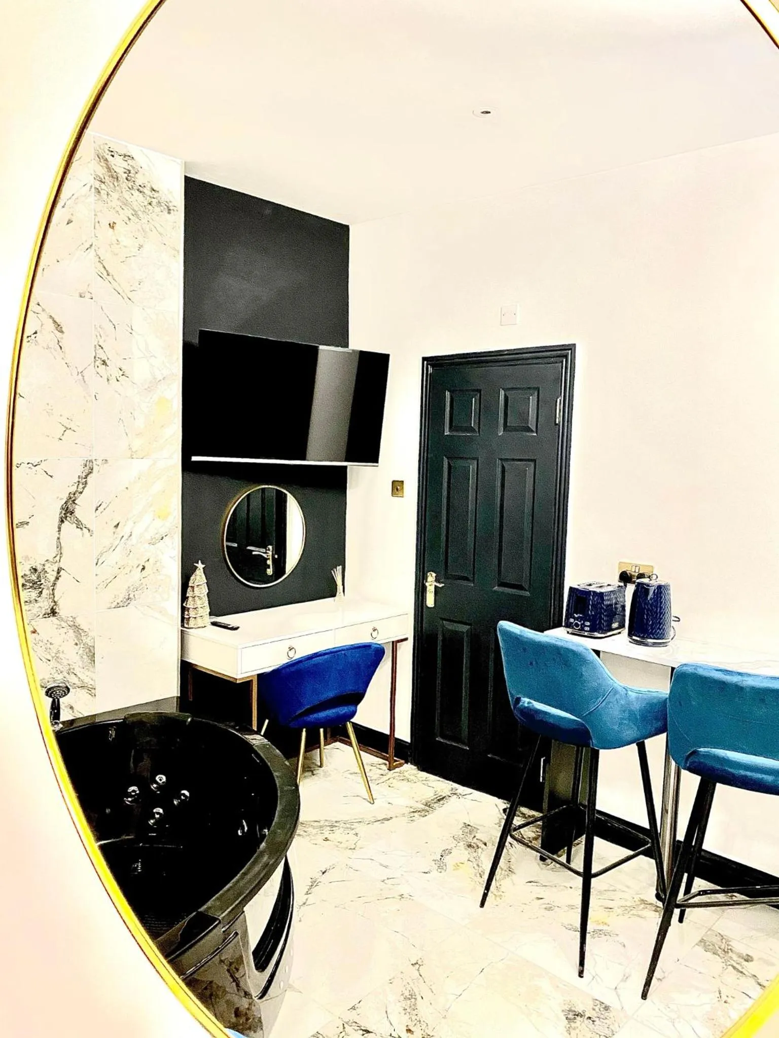 Duke and Duchess Apartments and Rooms - Private in Room Hot Tub Suites