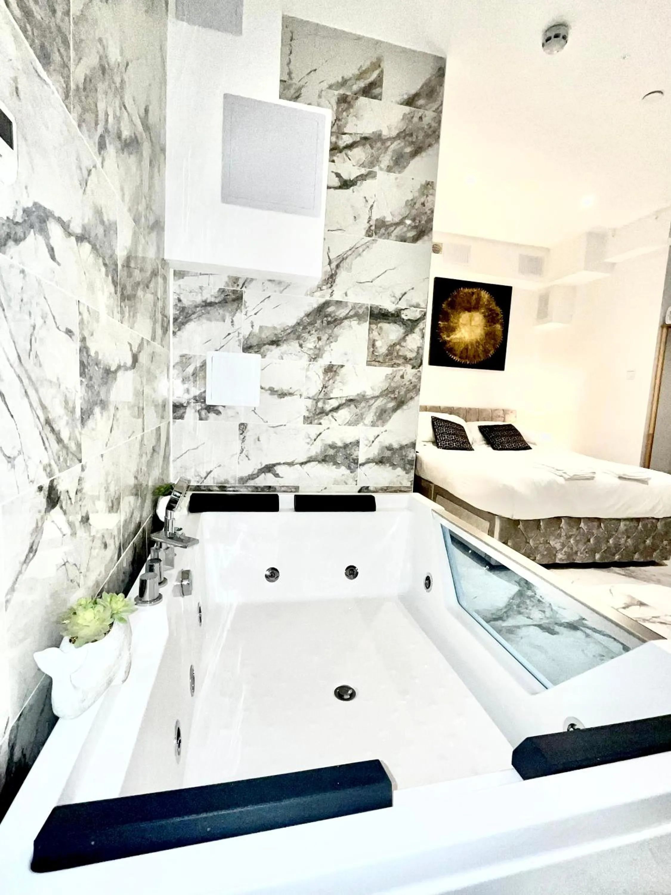 Duke and Duchess Apartments and Rooms - Private in Room Hot Tub Suites