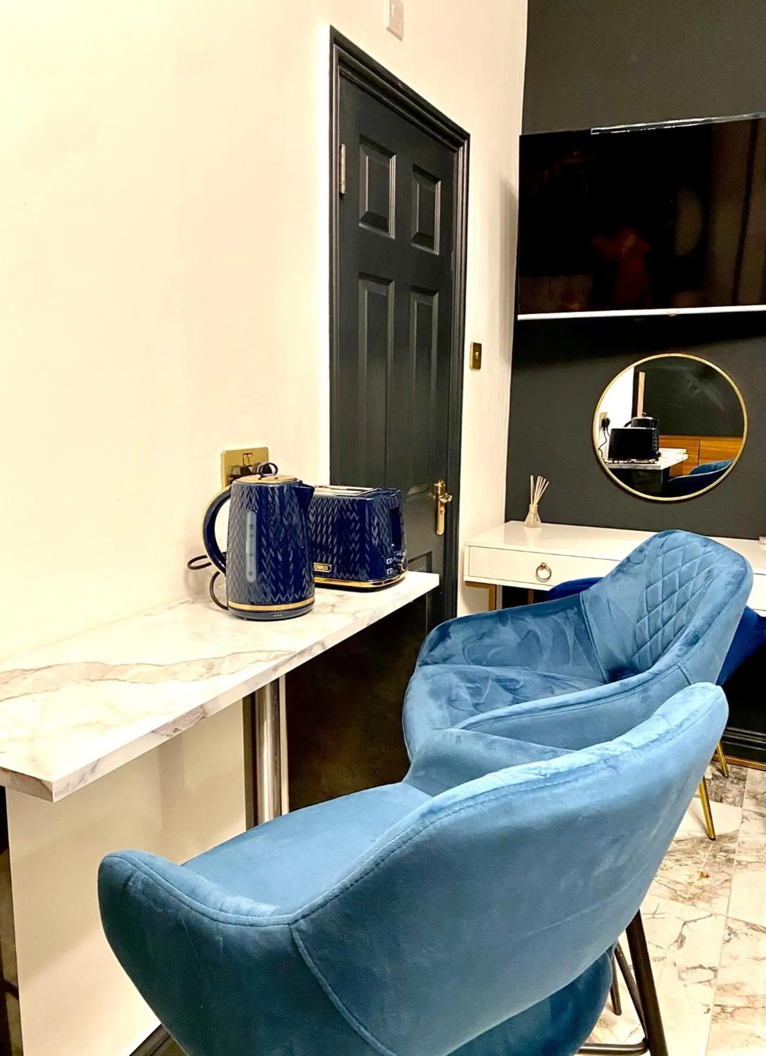 Duke and Duchess Apartments and Rooms - Private in Room Hot Tub Suites