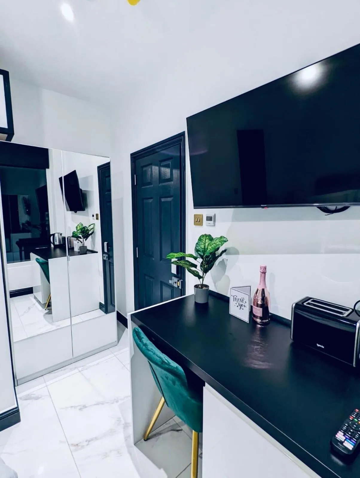 Duke and Duchess Apartments and Rooms - Private in Room Hot Tub Suites