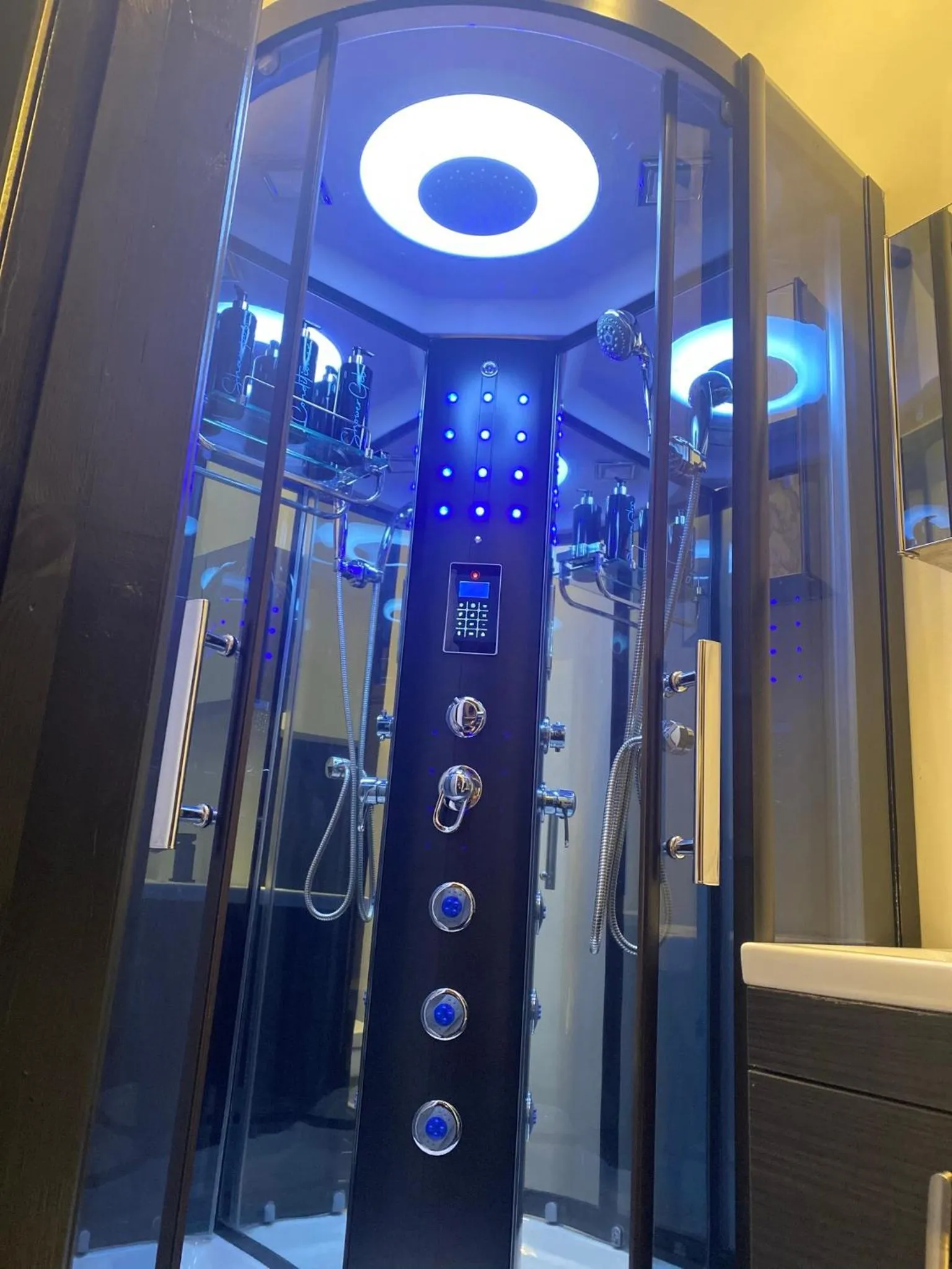 Duke and Duchess Apartments and Rooms - Private in Room Hot Tub Suites