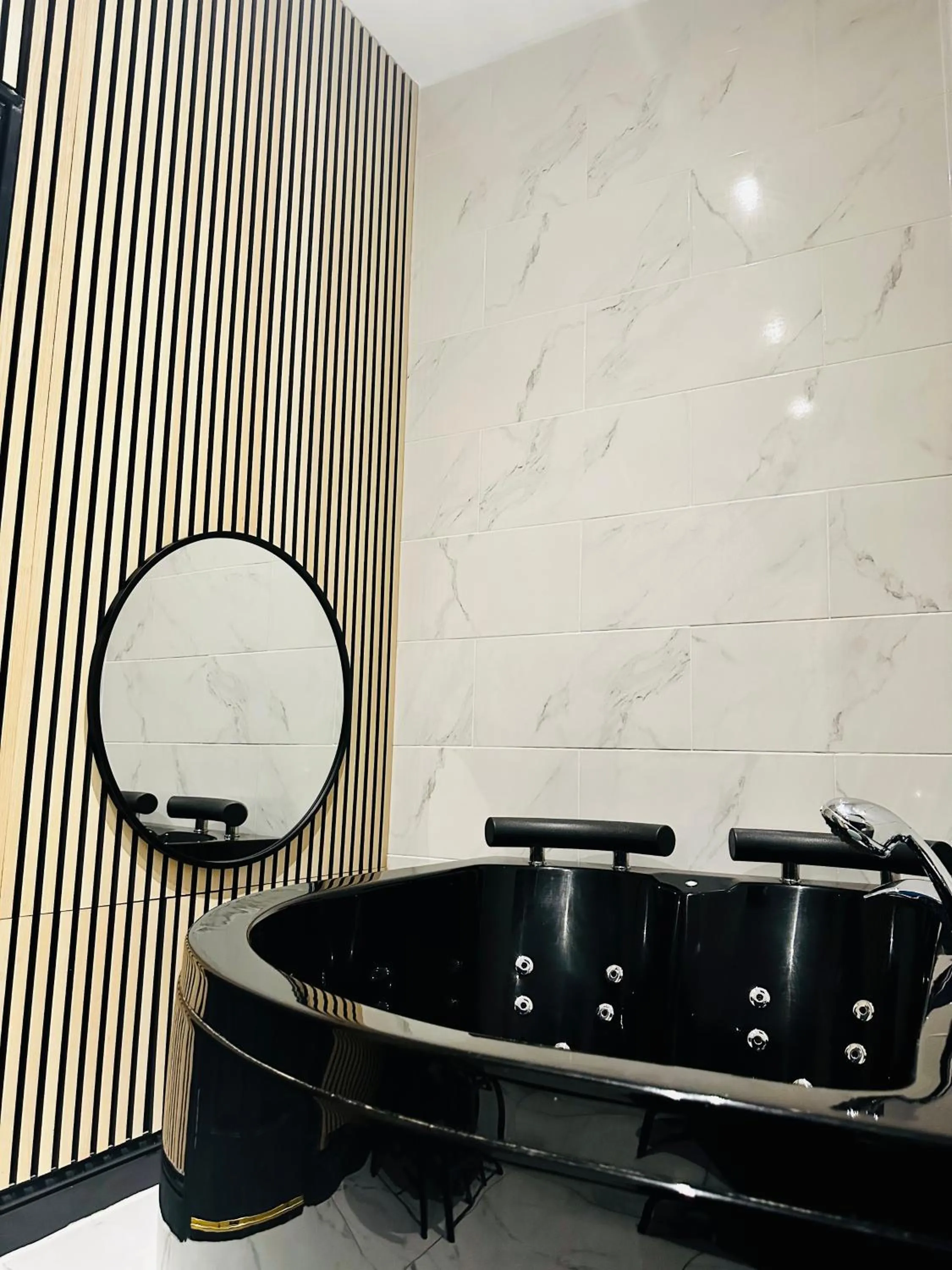 Duke and Duchess Apartments and Rooms - Private in Room Hot Tub Suites