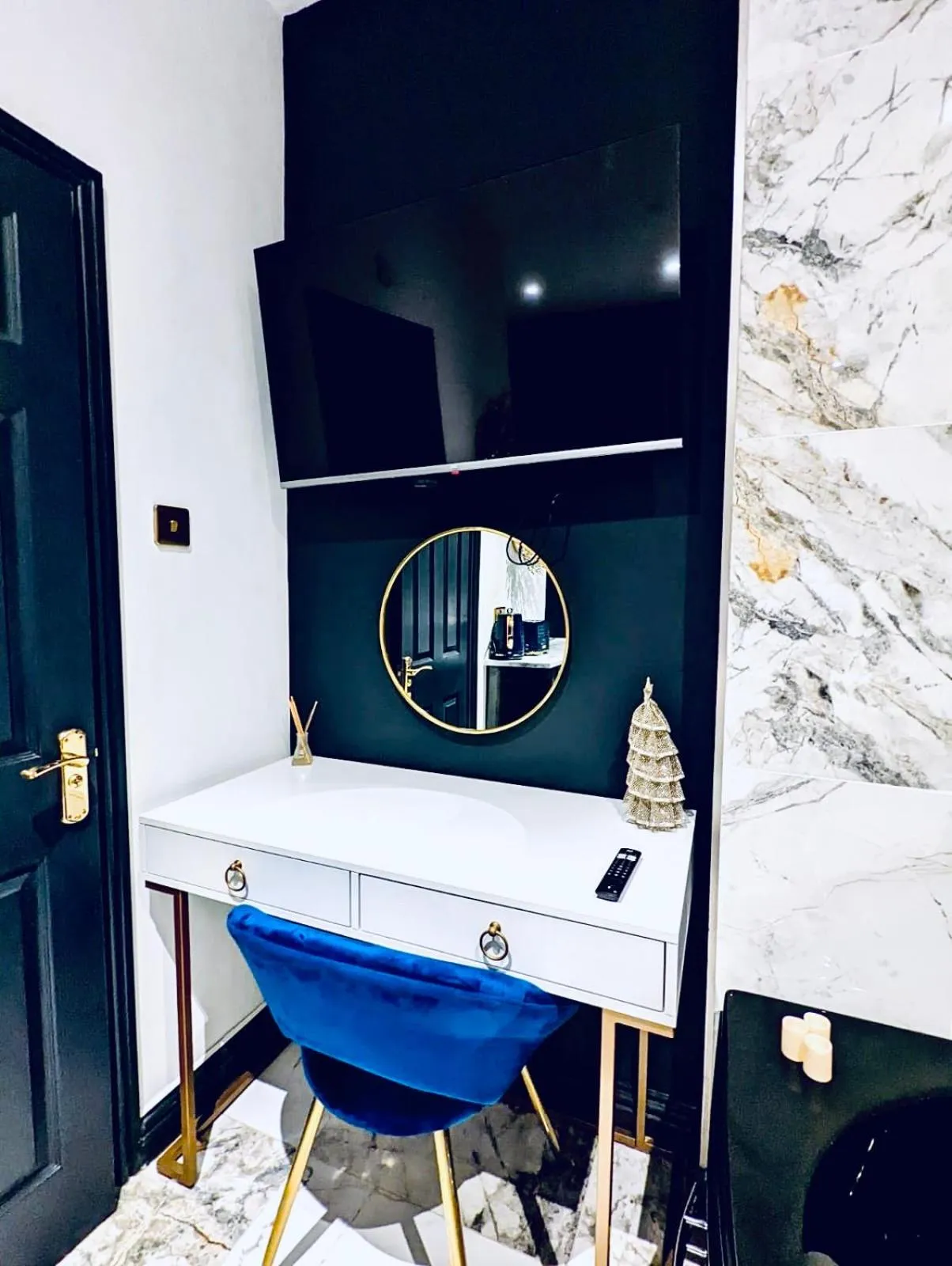 Duke and Duchess Apartments and Rooms - Private in Room Hot Tub Suites