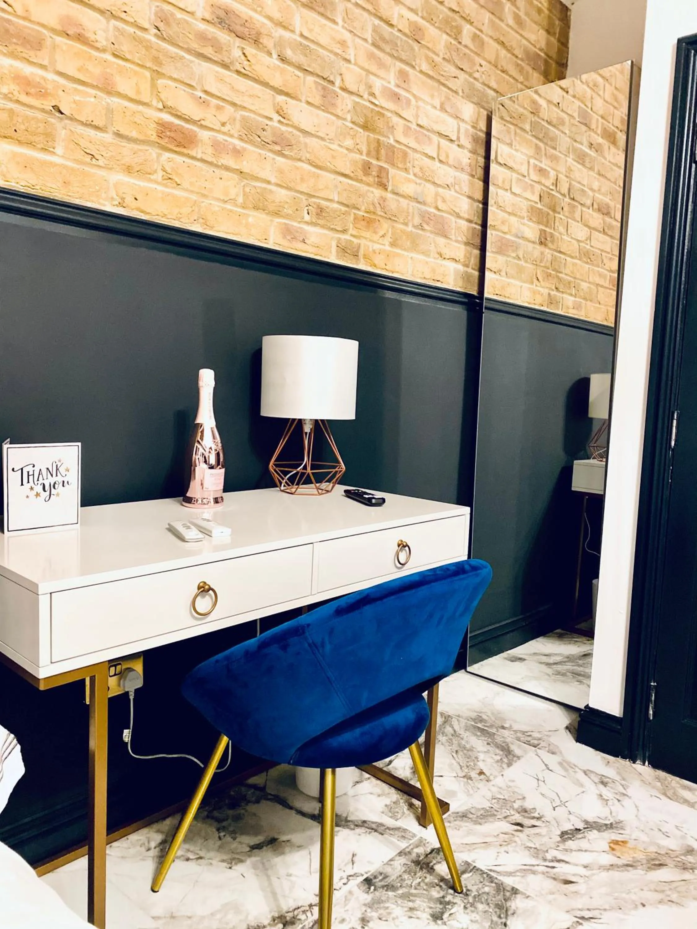 Duke and Duchess Apartments and Rooms - Private in Room Hot Tub Suites