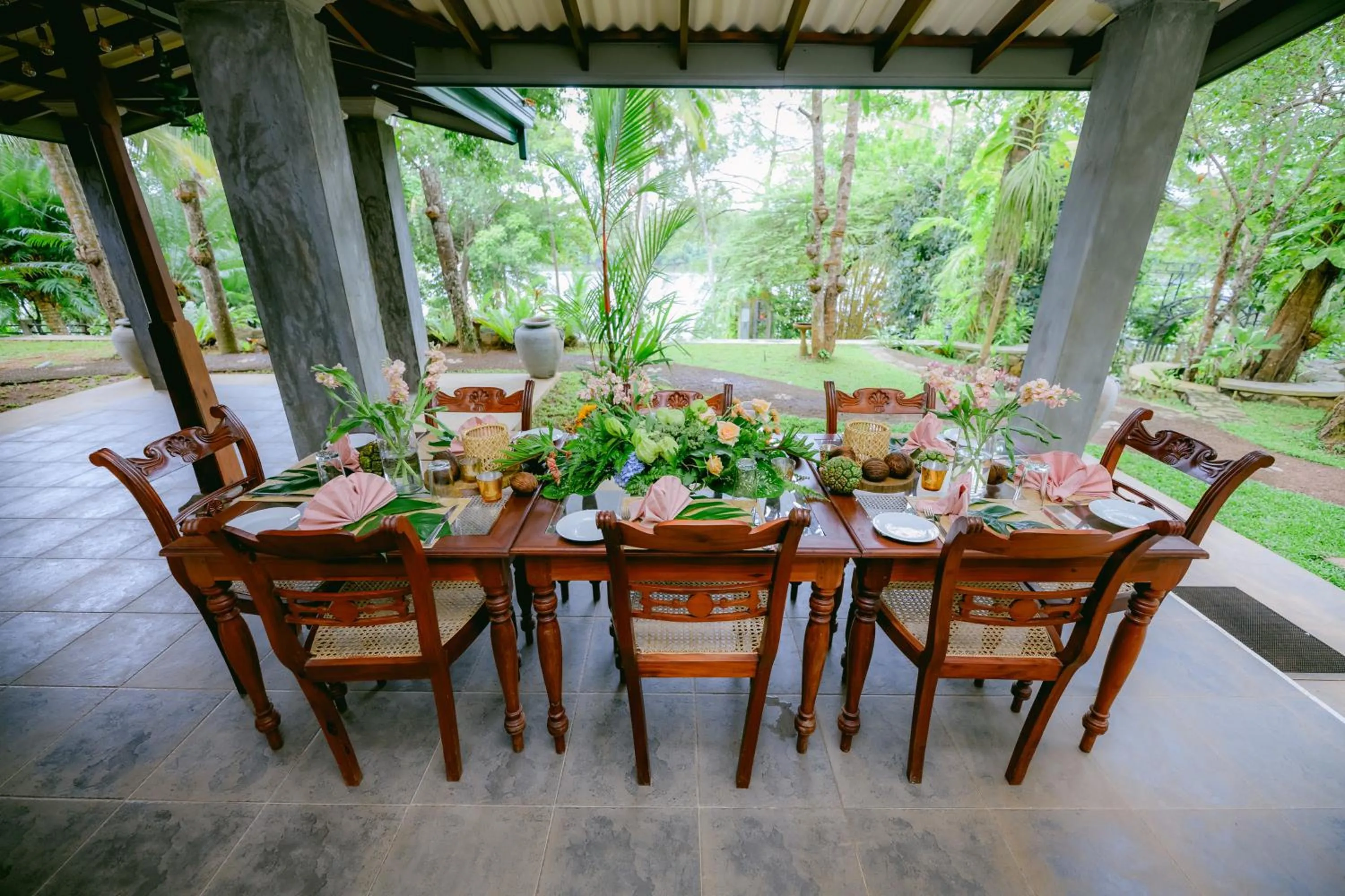 Restaurant/places to eat in Villa Birdlake