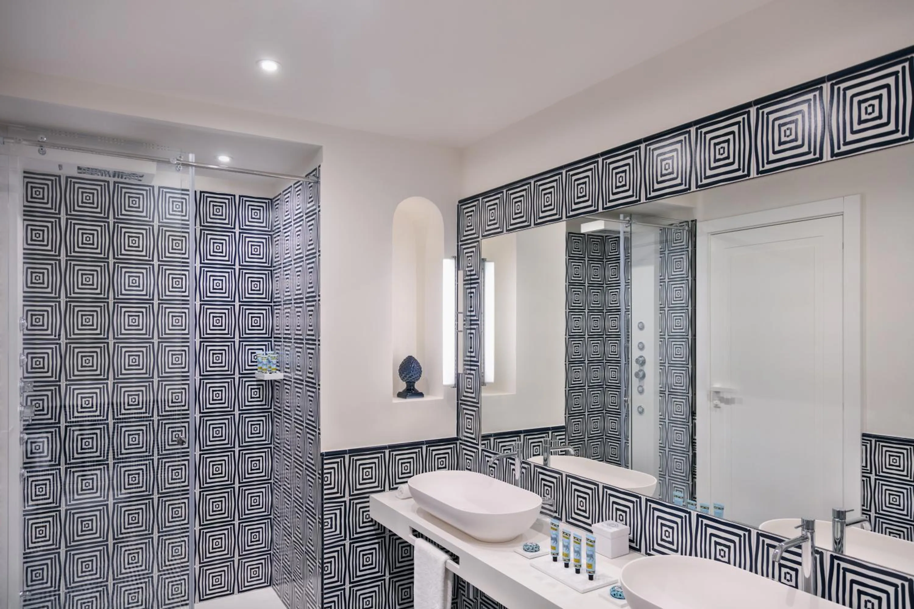 Shower in Pazziella Garden & Suites