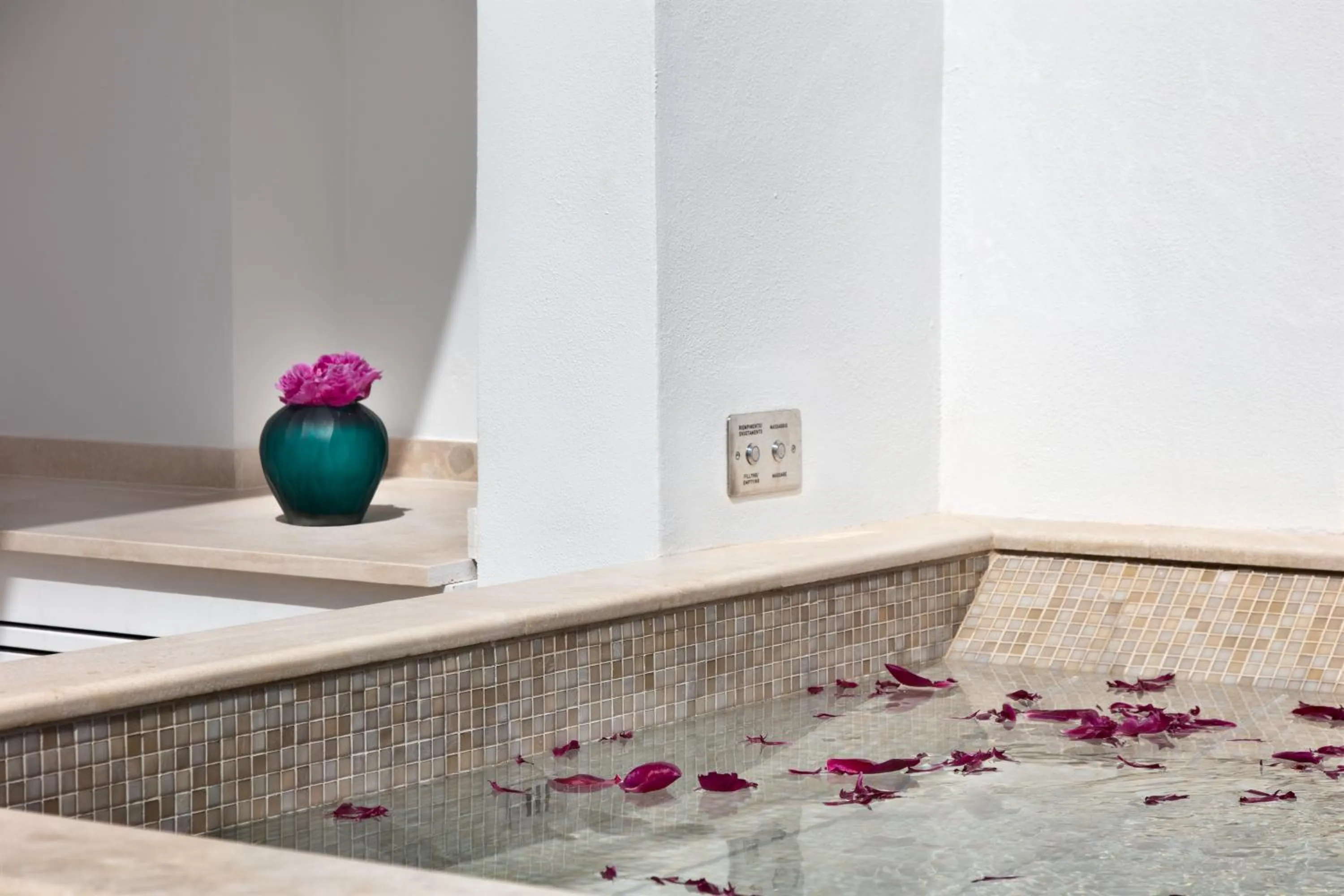 Hot Tub in Pazziella Garden & Suites