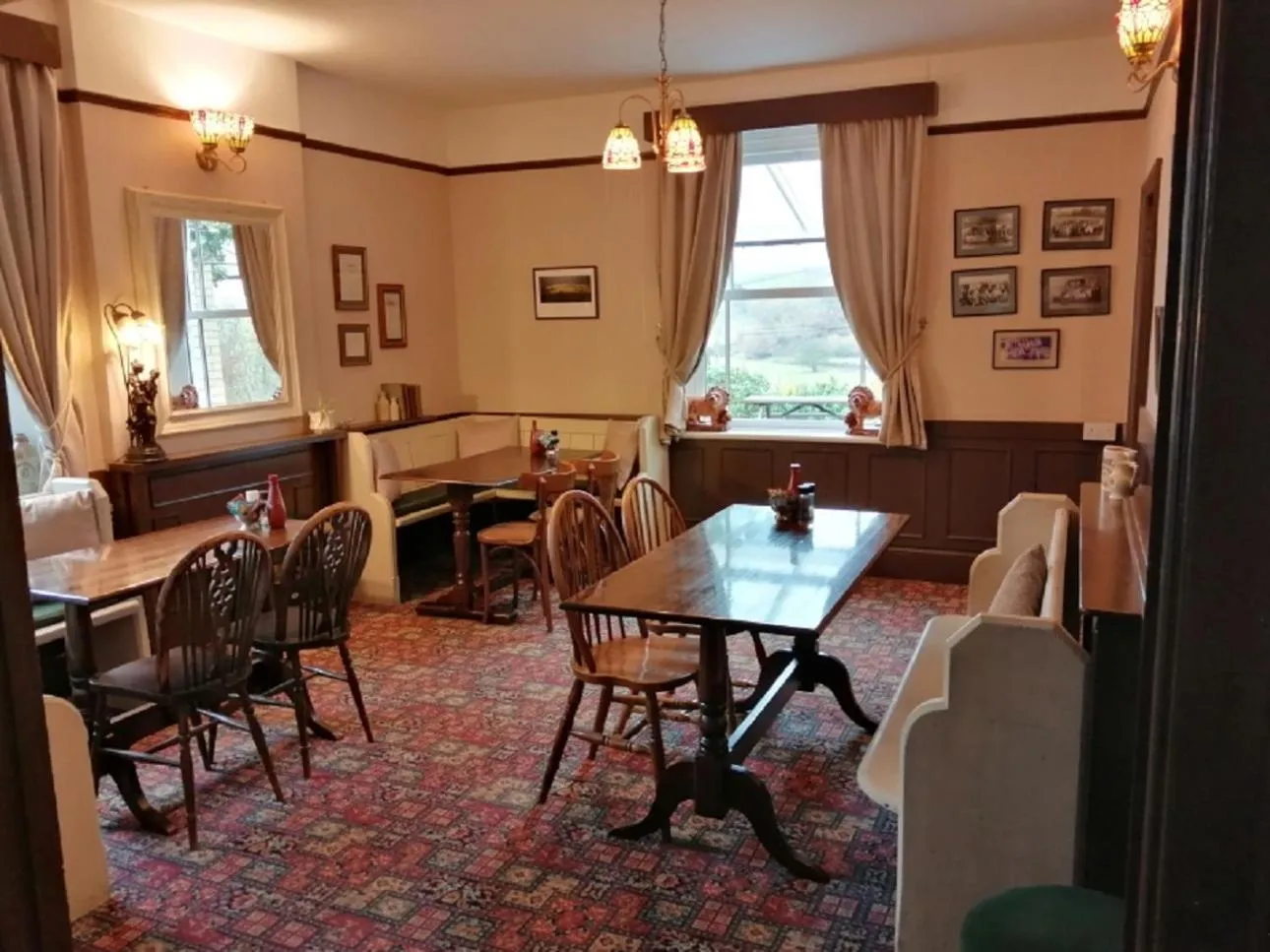 Restaurant/places to eat in Lion Hotel