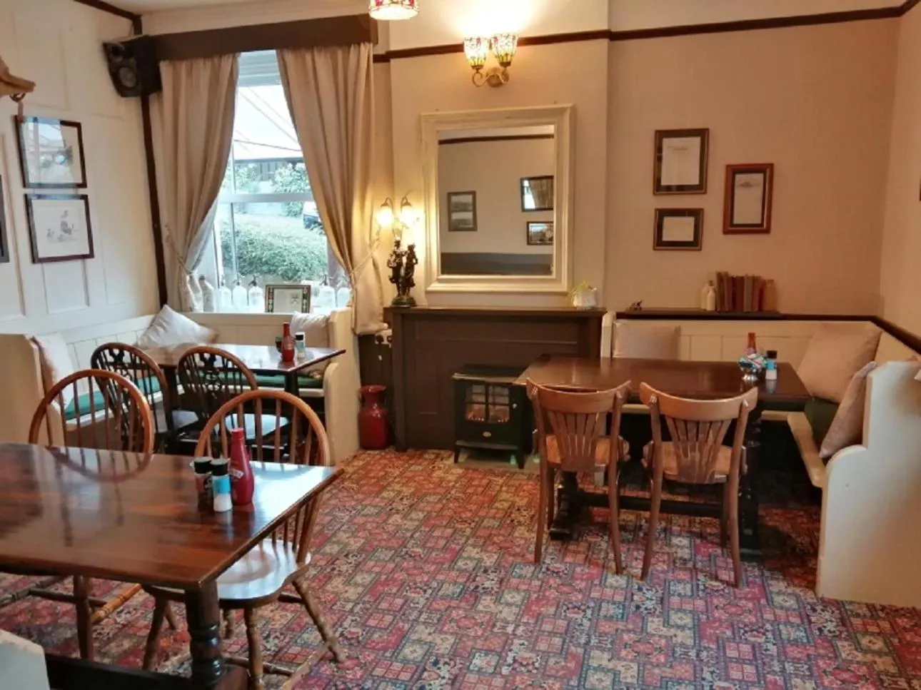 Restaurant/places to eat in Lion Hotel