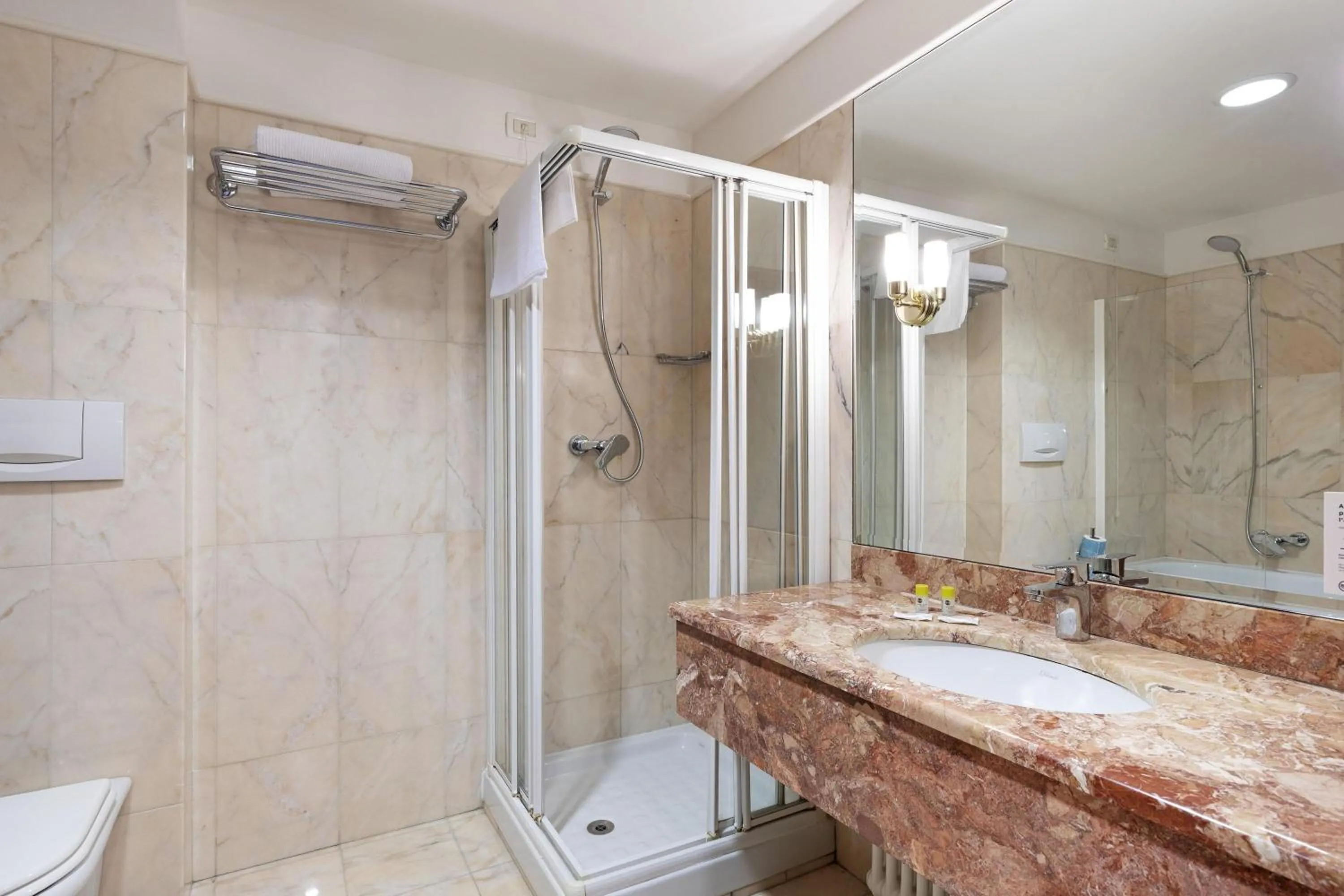 Bathroom in B&B Hotel Affi - Lago di Garda