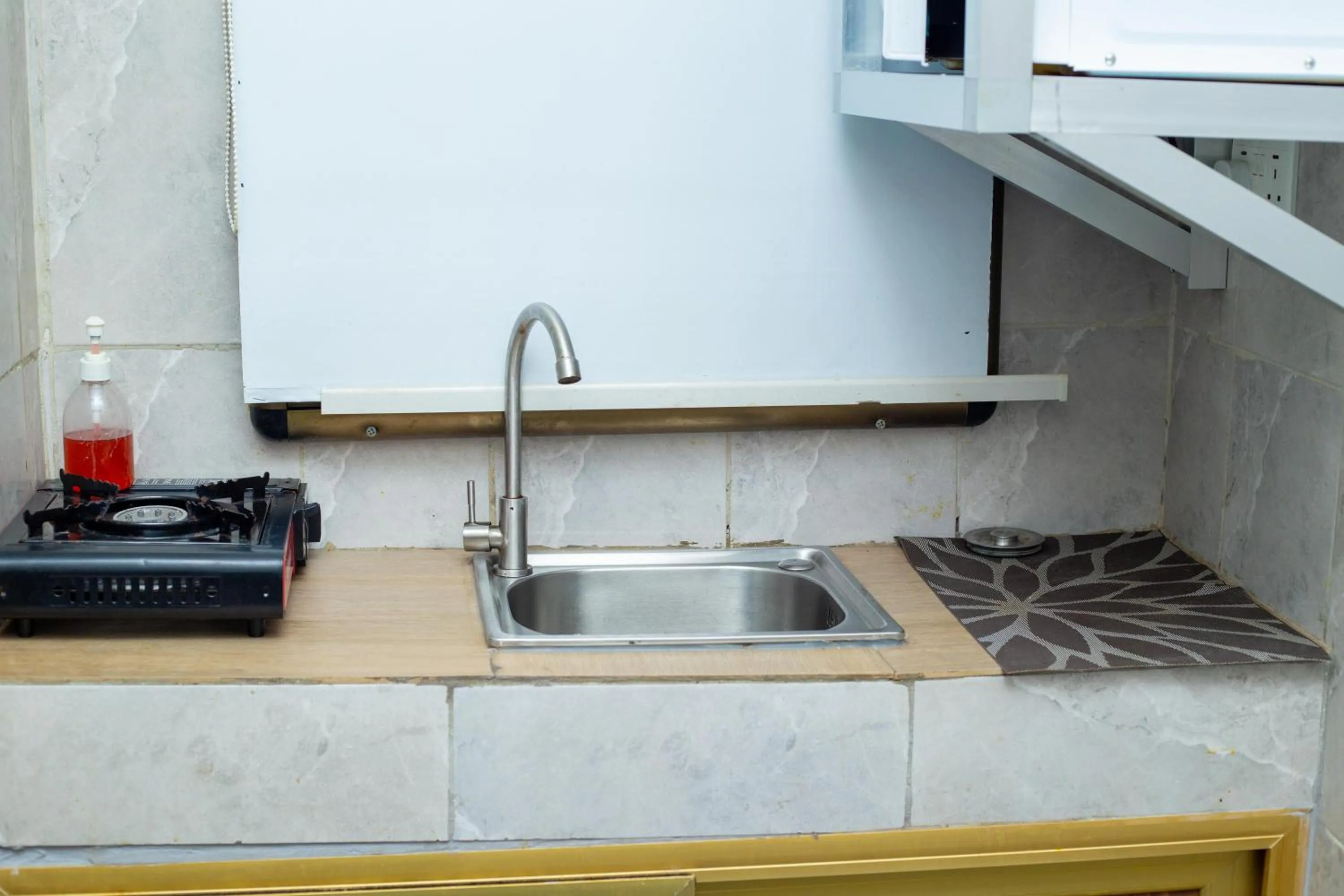 Kitchen or kitchenette in High Level Apartment