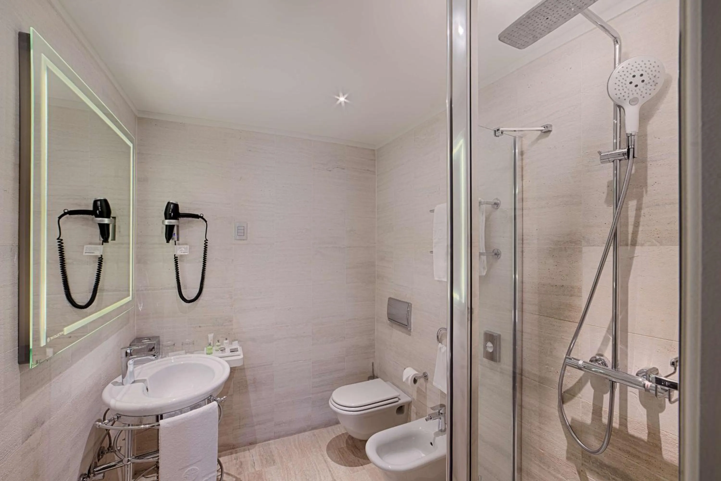 Shower in NH Collection Porta Nuova