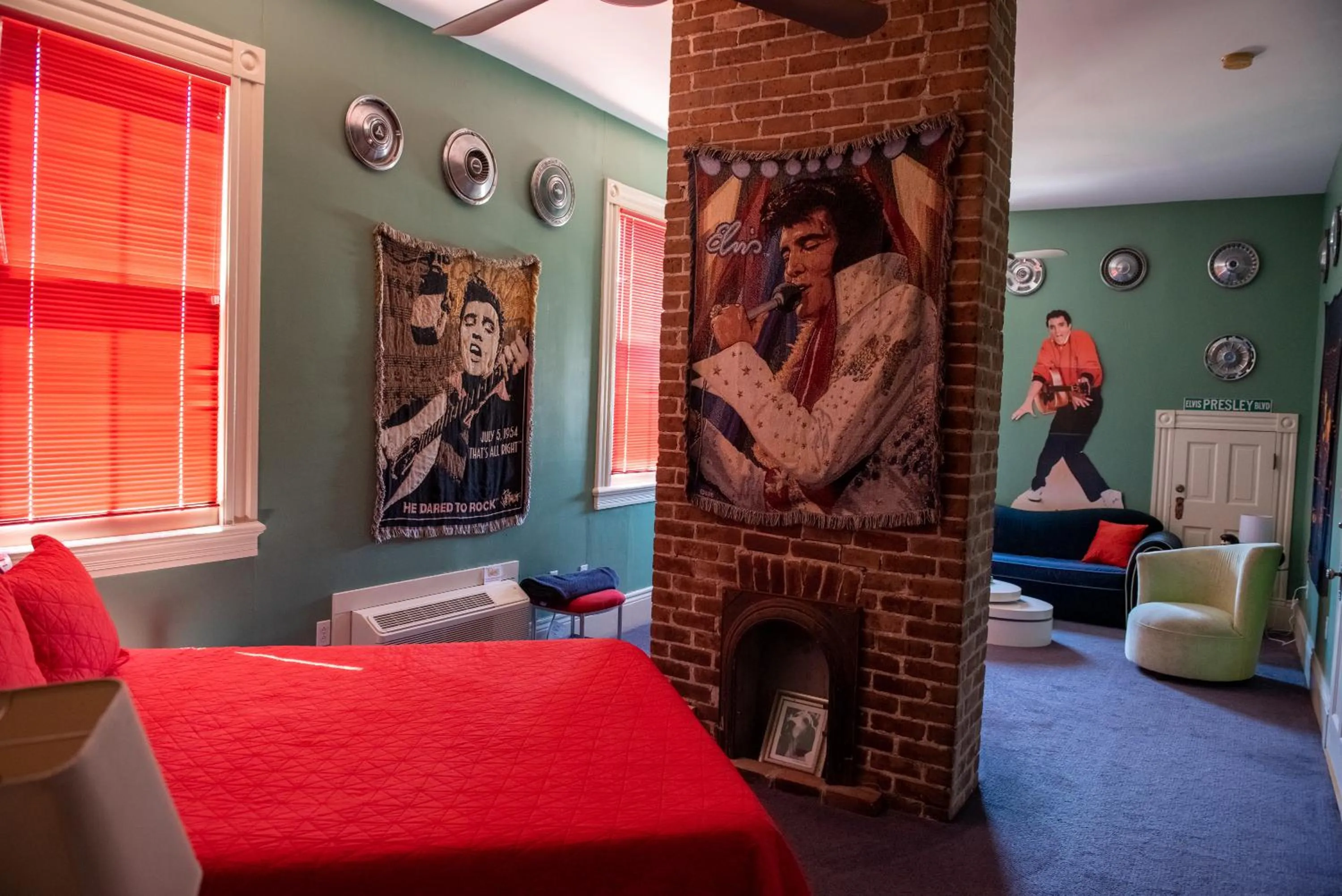 Bed in The Lookout Inn