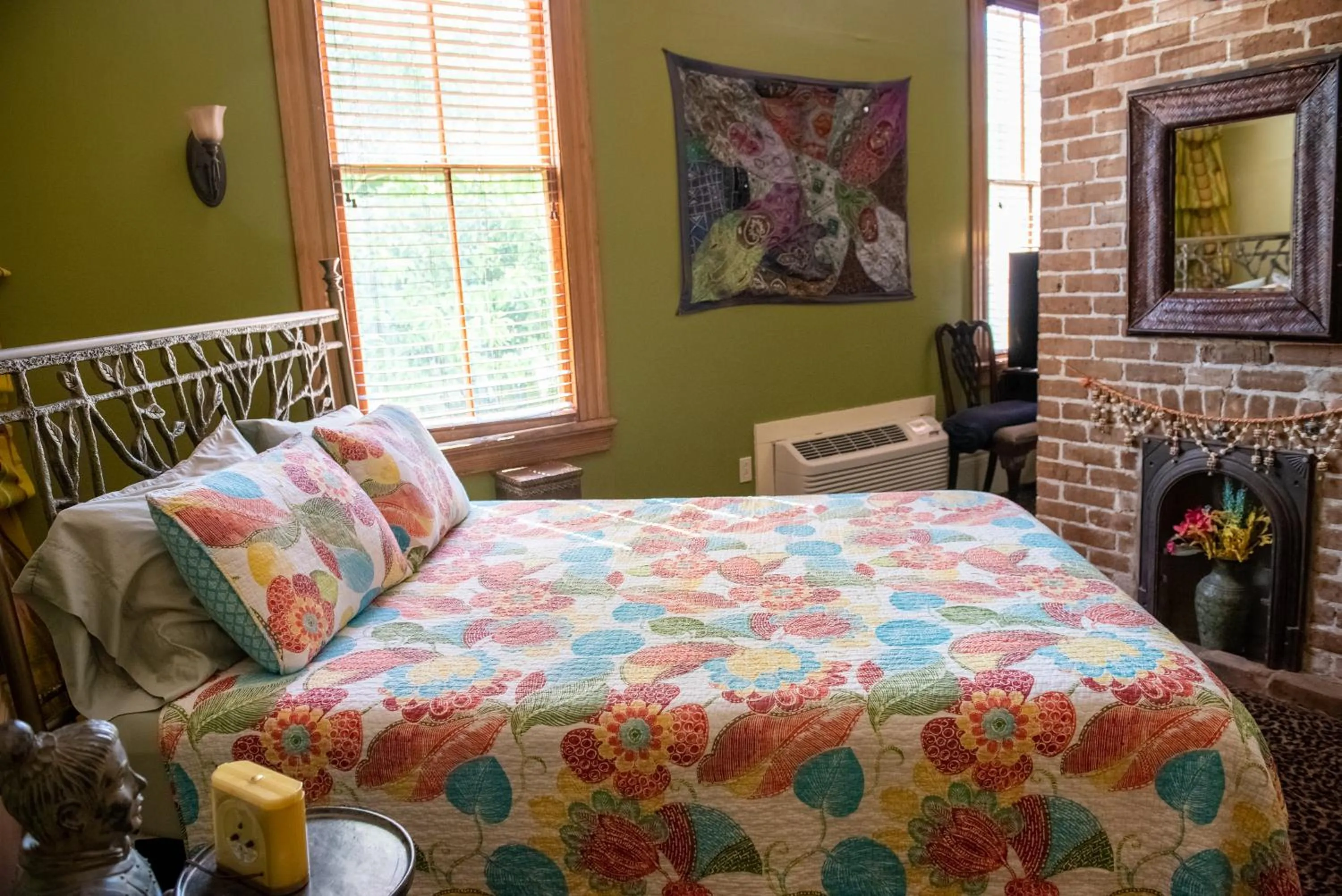 Bed in The Lookout Inn