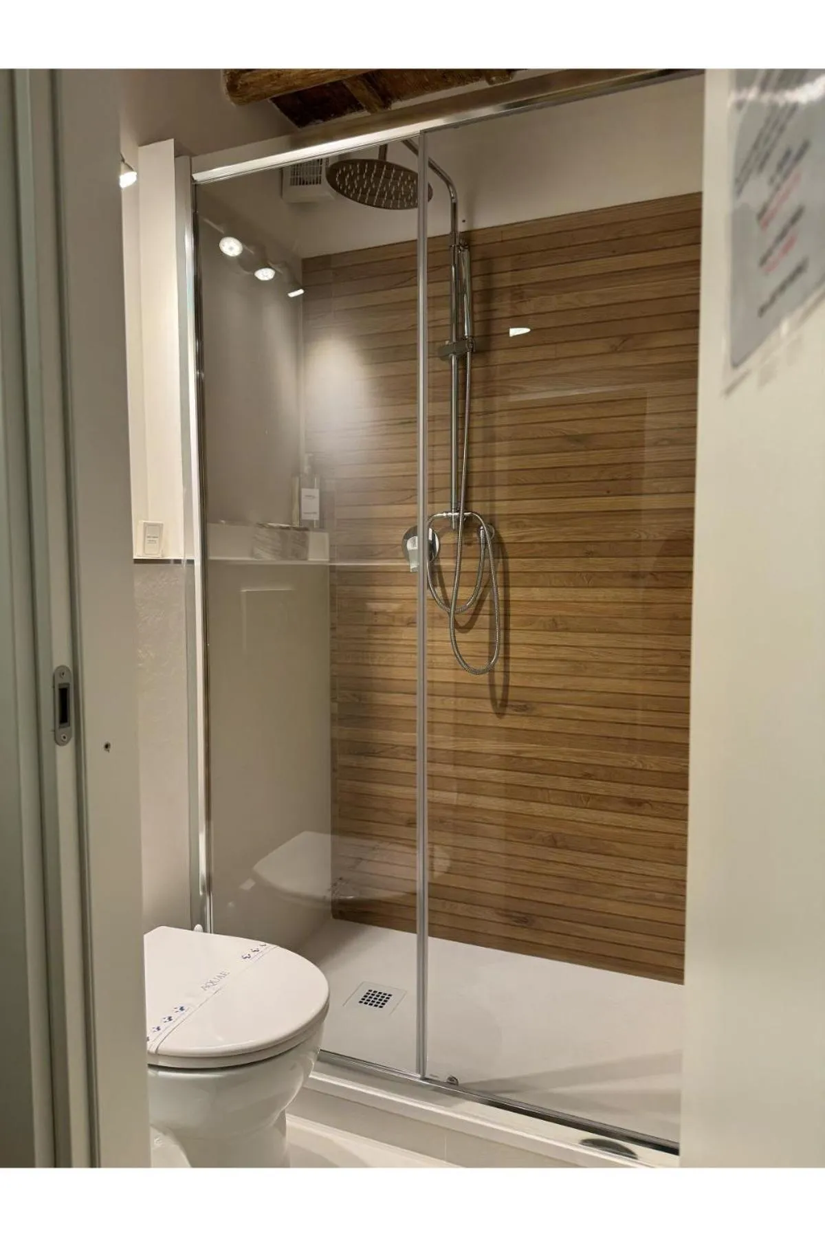 Shower in Dulcis In Pantheon