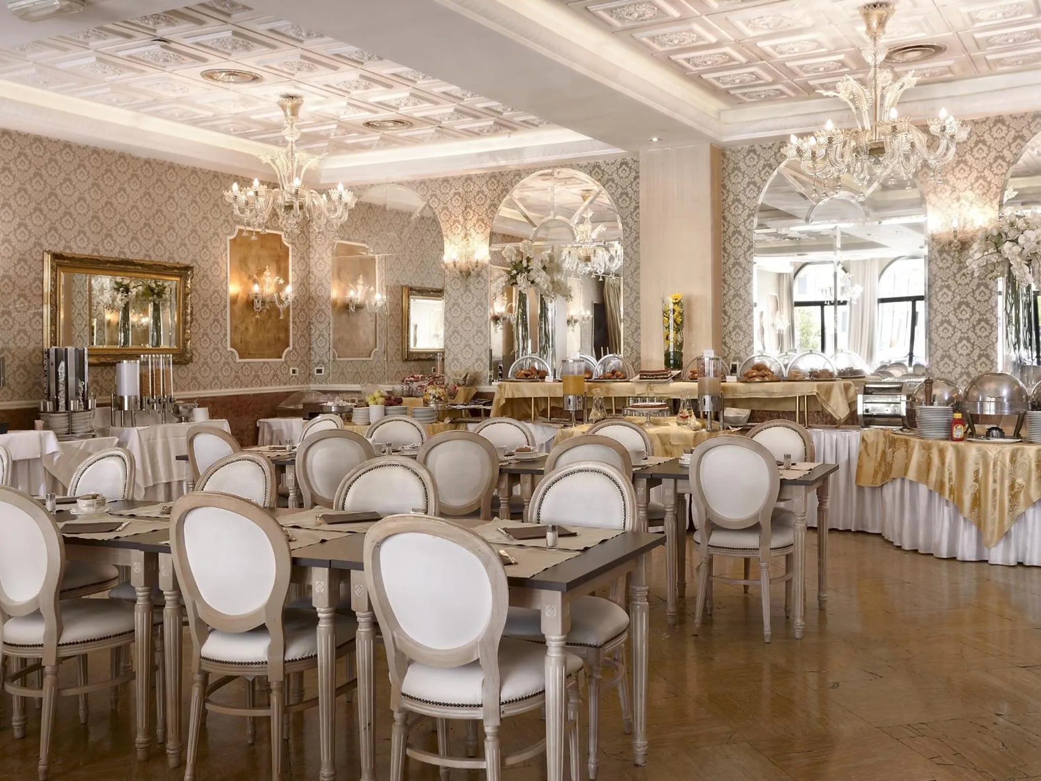 Restaurant/places to eat in Hotel Principe