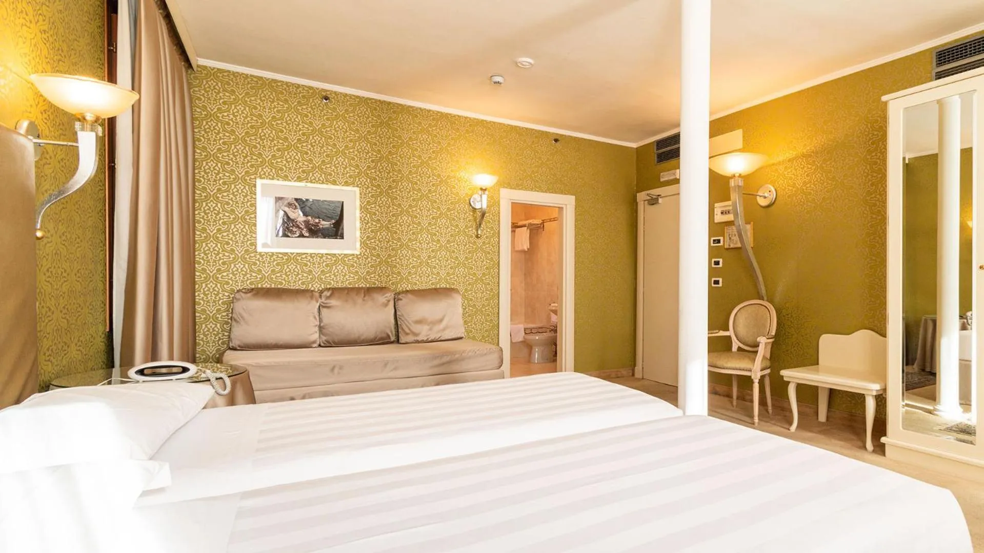 Photo of the whole room, Bed in Hotel Principe