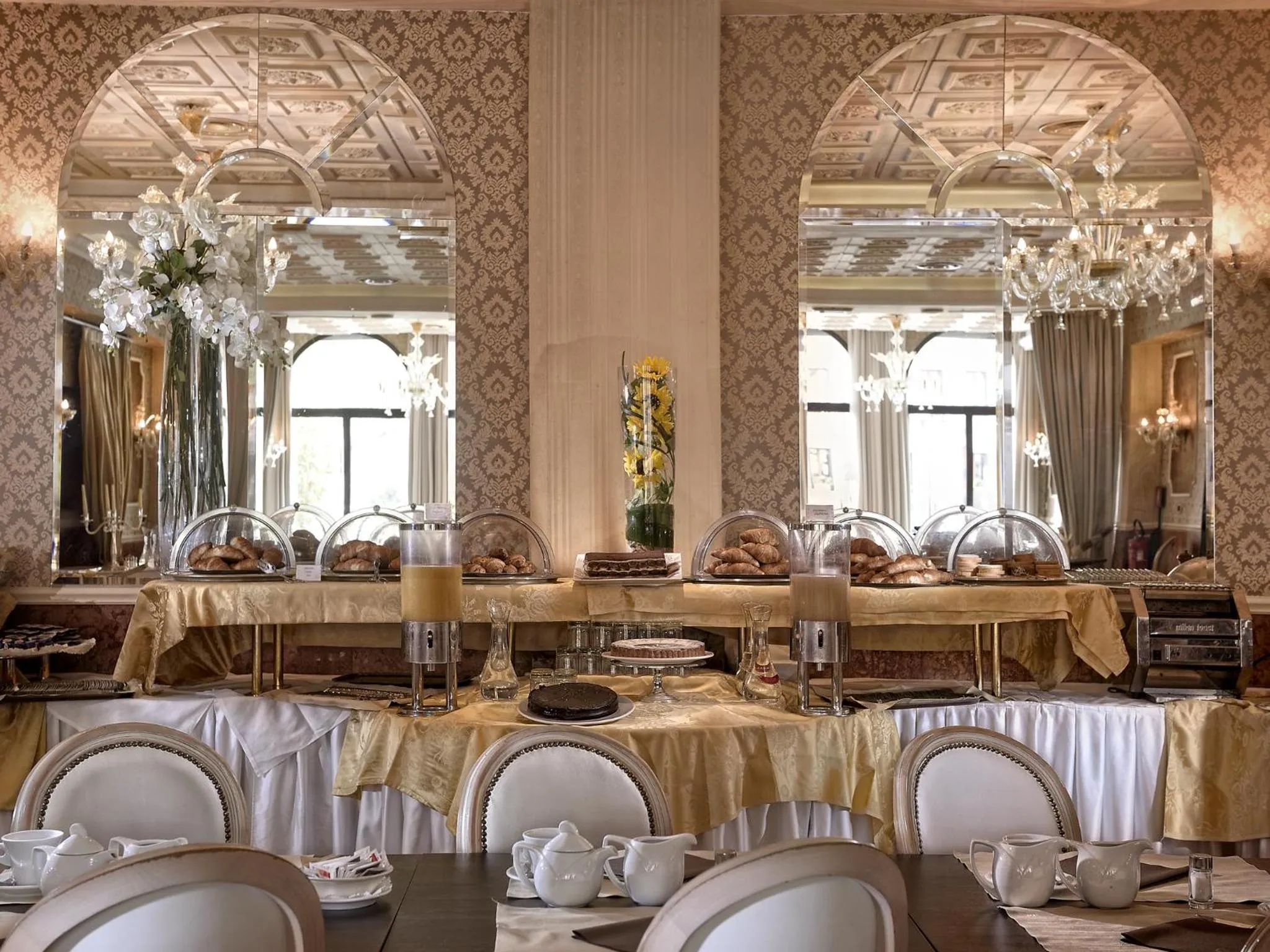 Restaurant/places to eat in Hotel Principe