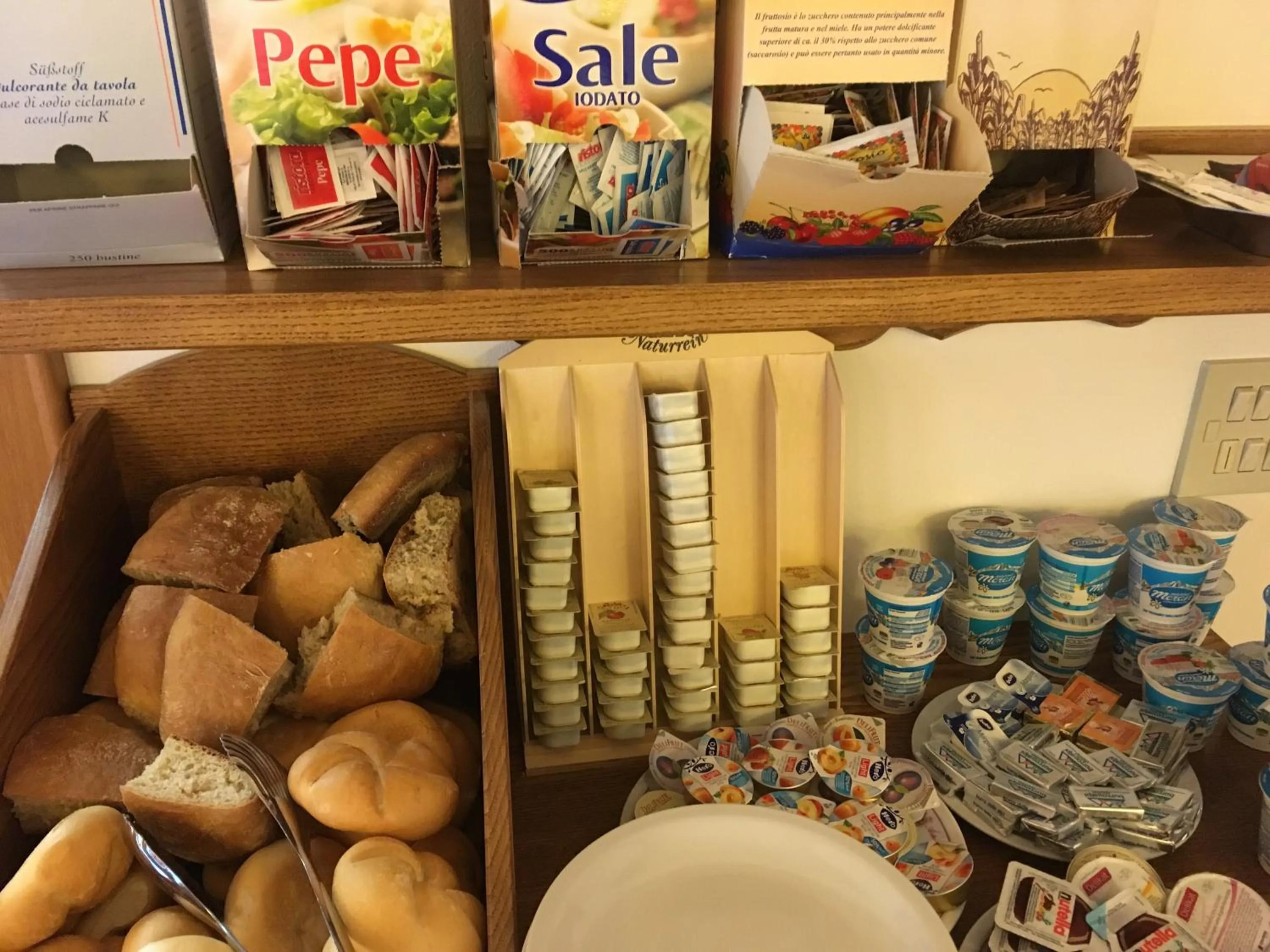 Buffet breakfast in Garnì Astor