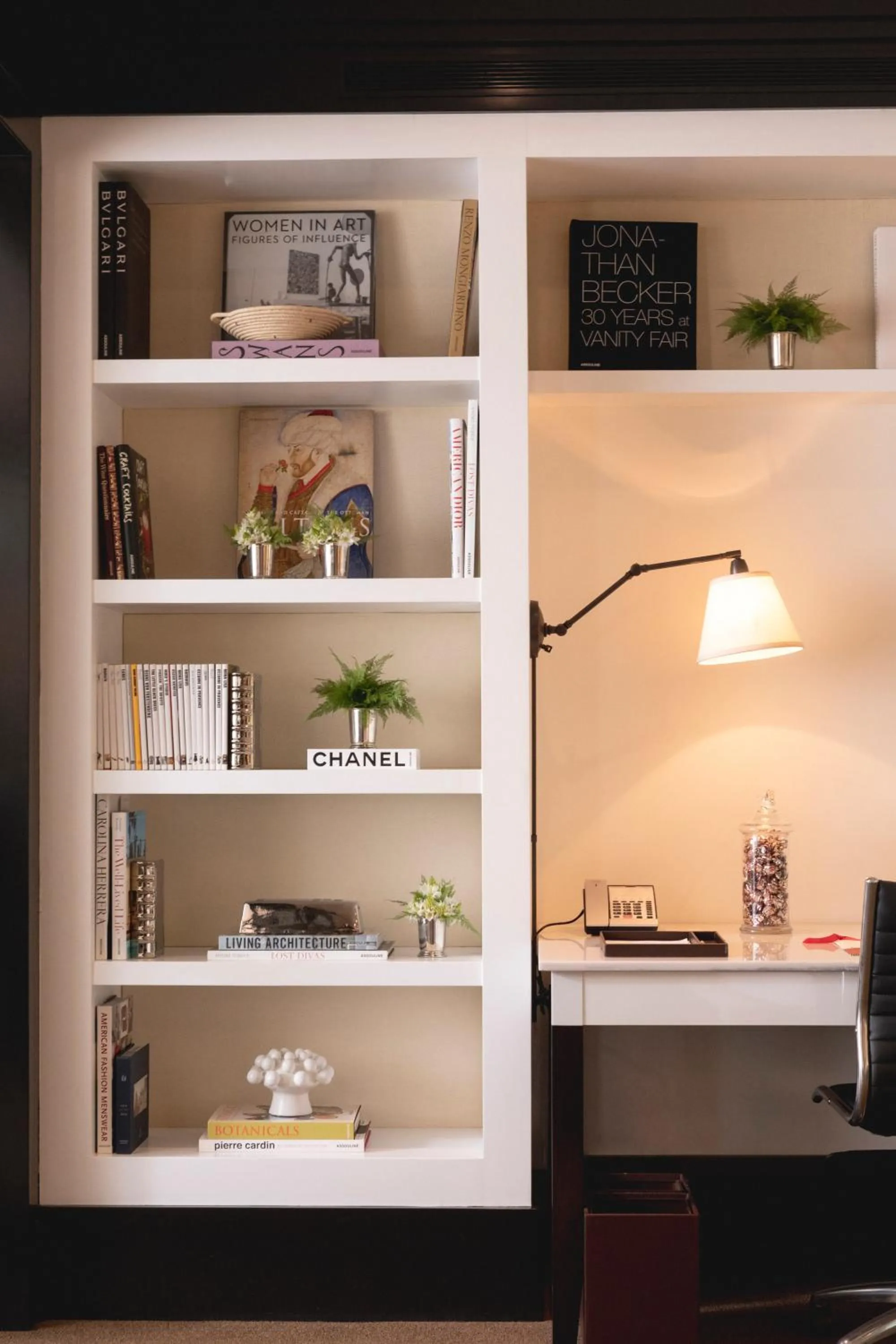 Library in Hotel Cayena Caracas a LHW