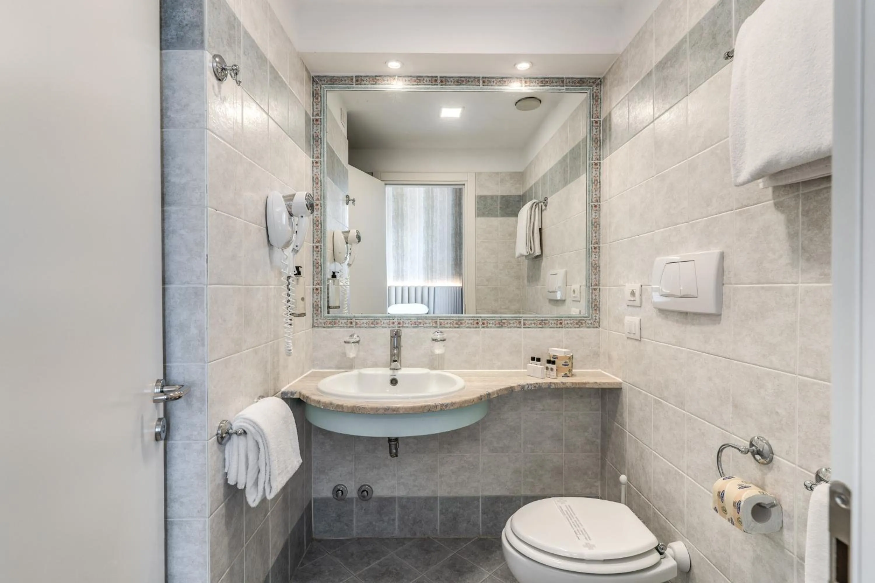 Bathroom in Hotel Isola Sacra Rome Airport