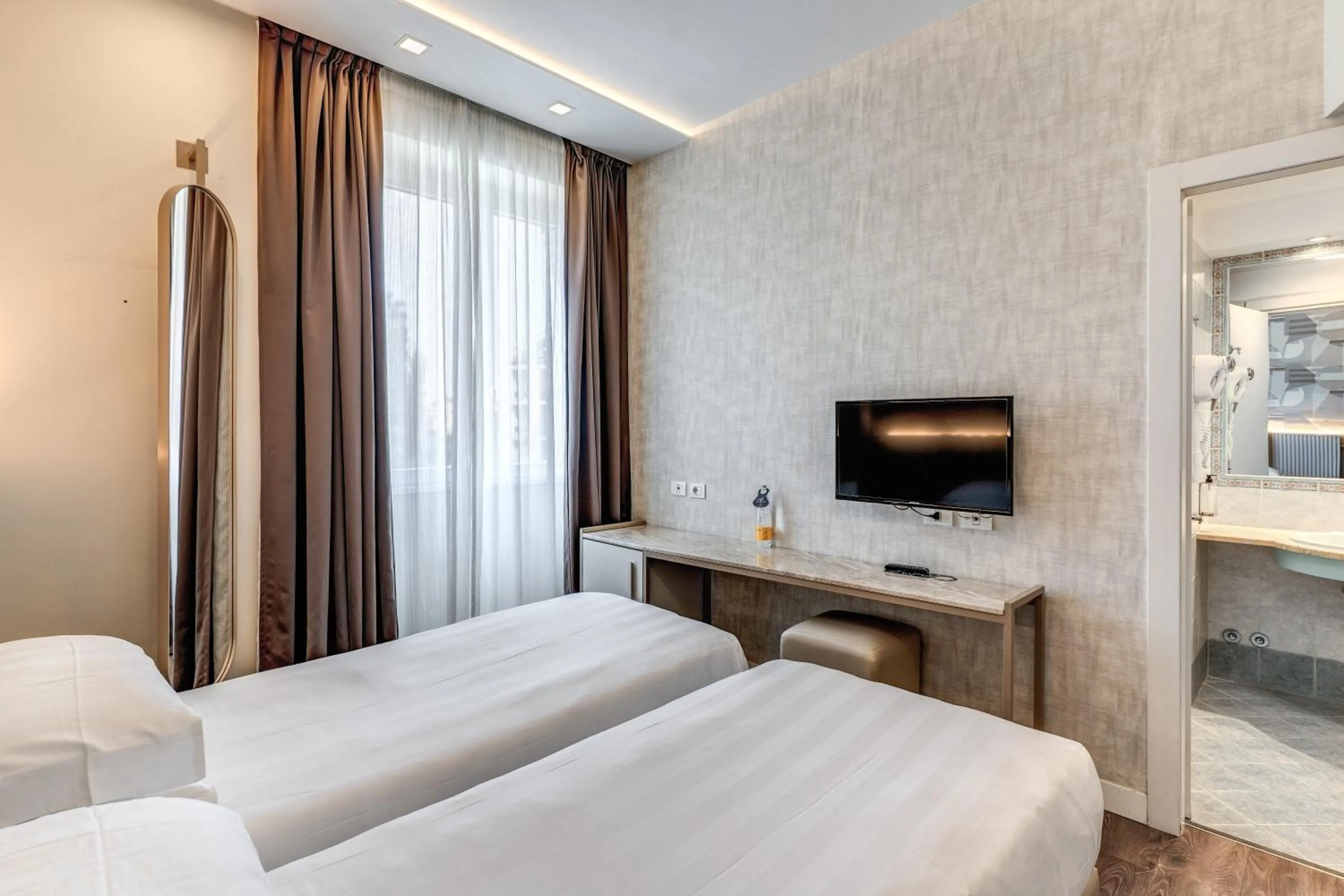 Bedroom, Bed in Hotel Isola Sacra Rome Airport