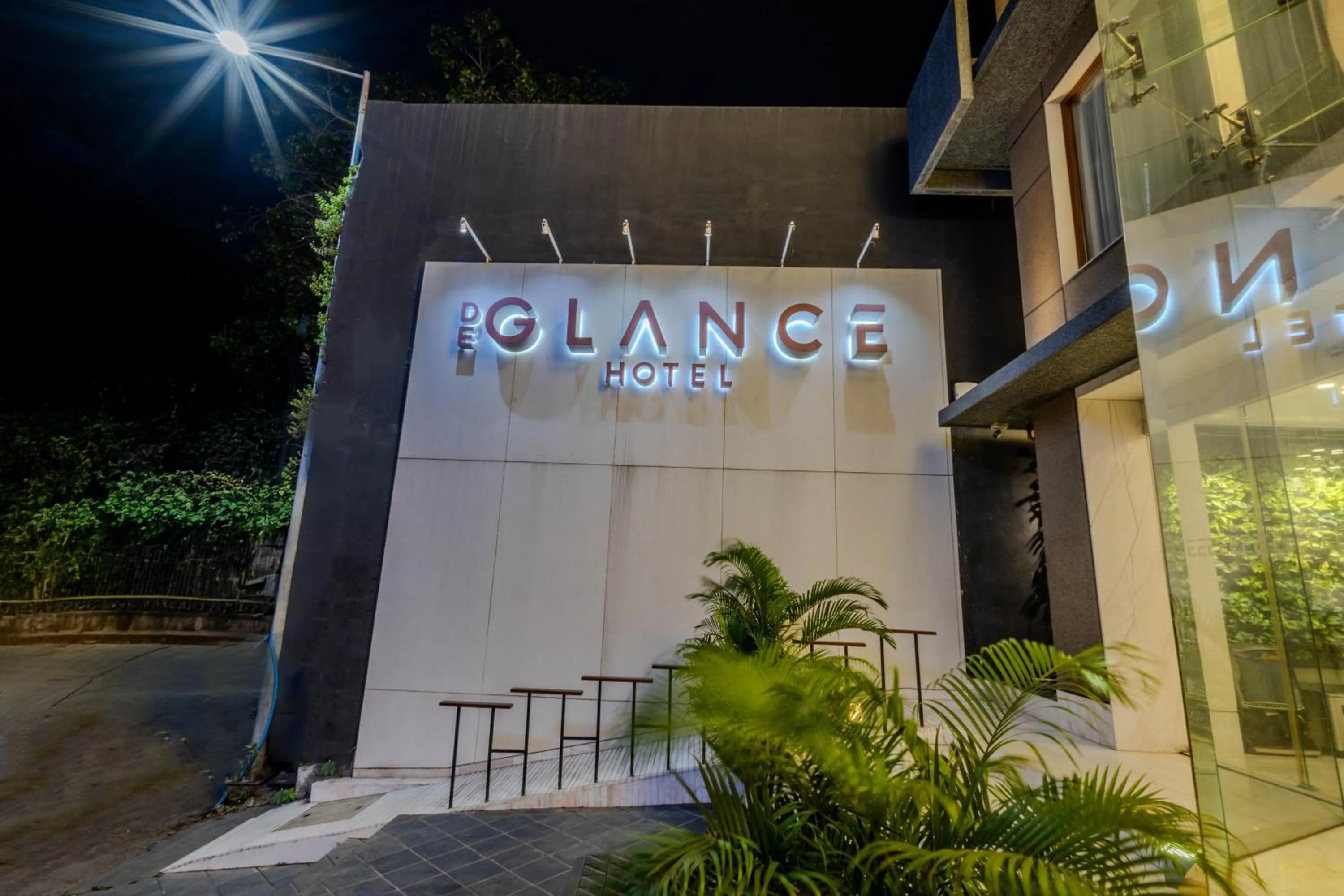 De Glance Hotel, Near Surat Railway Station