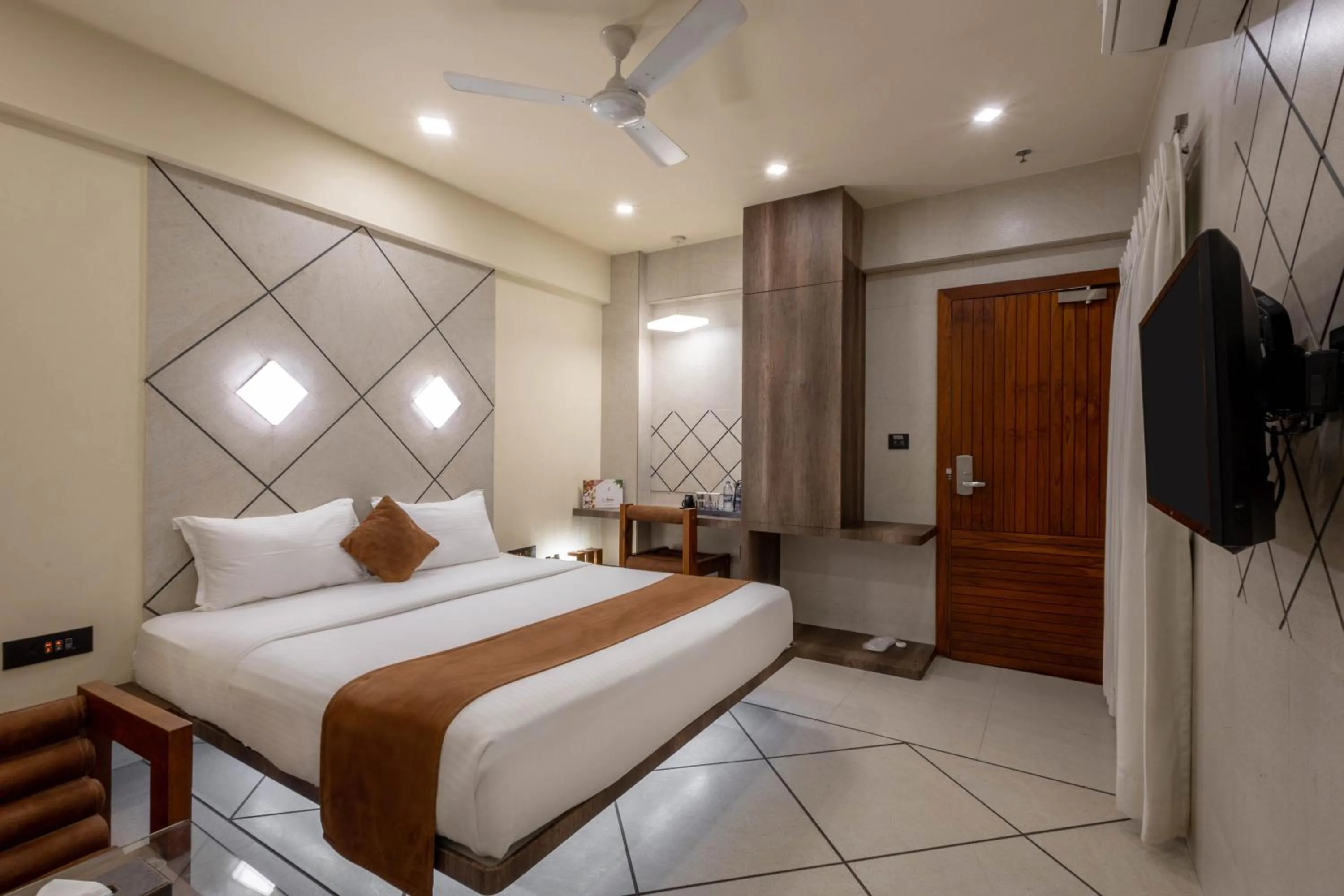 Bedroom, Bed in De Glance Hotel, Near Surat Railway Station