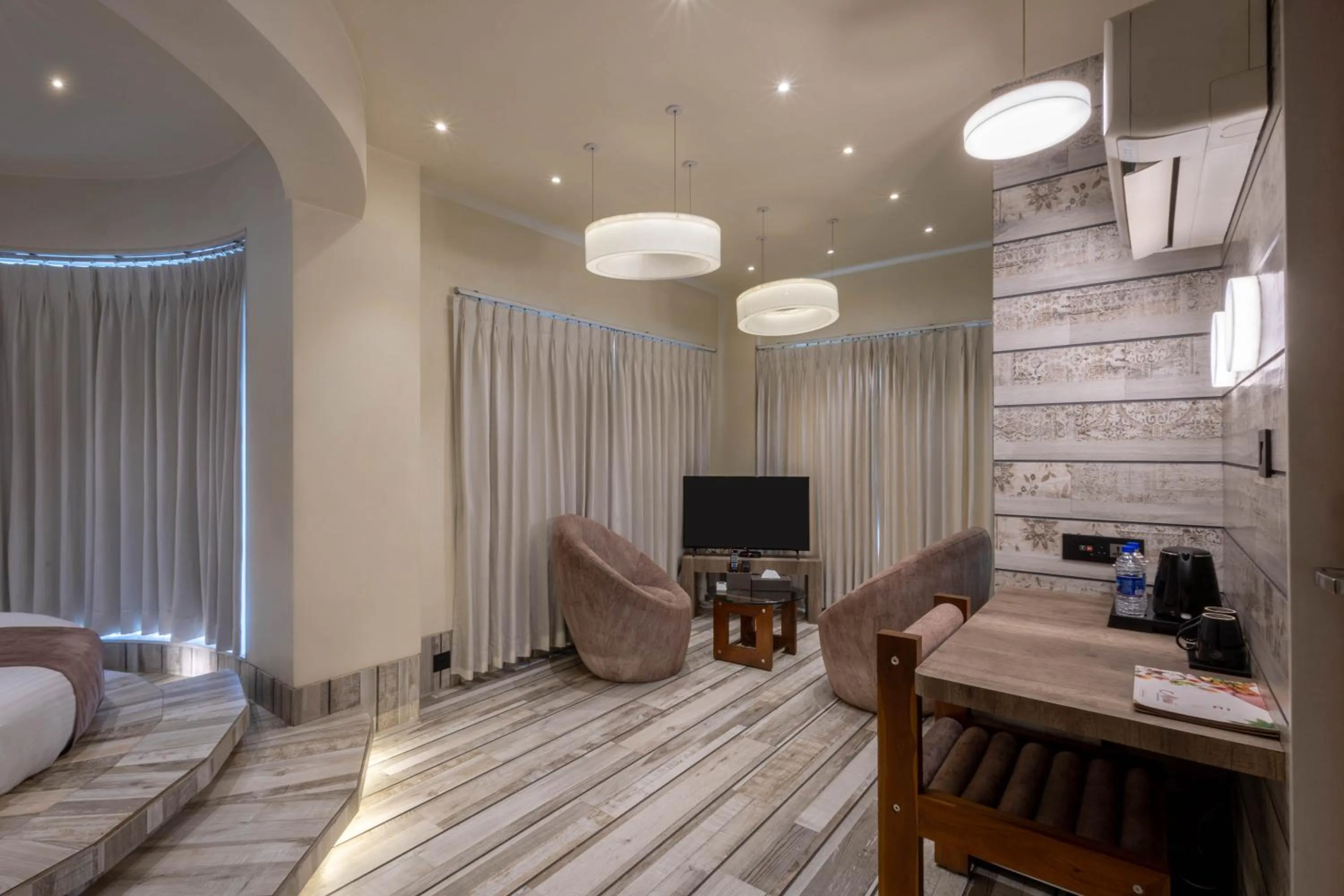 TV and multimedia in De Glance Hotel, Near Surat Railway Station