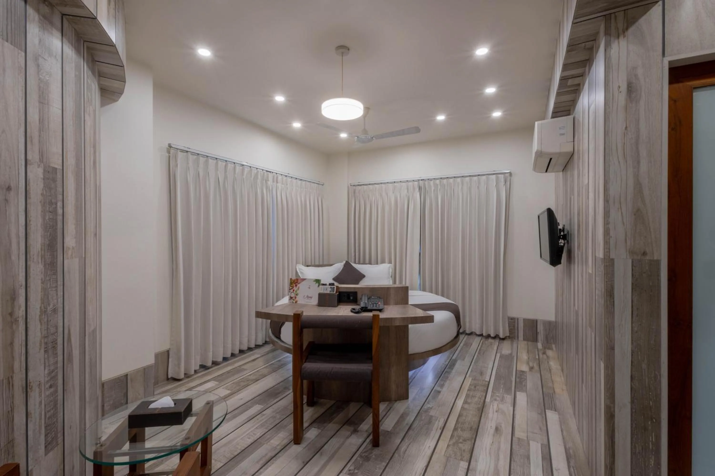 Bedroom, Bed in De Glance Hotel, Near Surat Railway Station